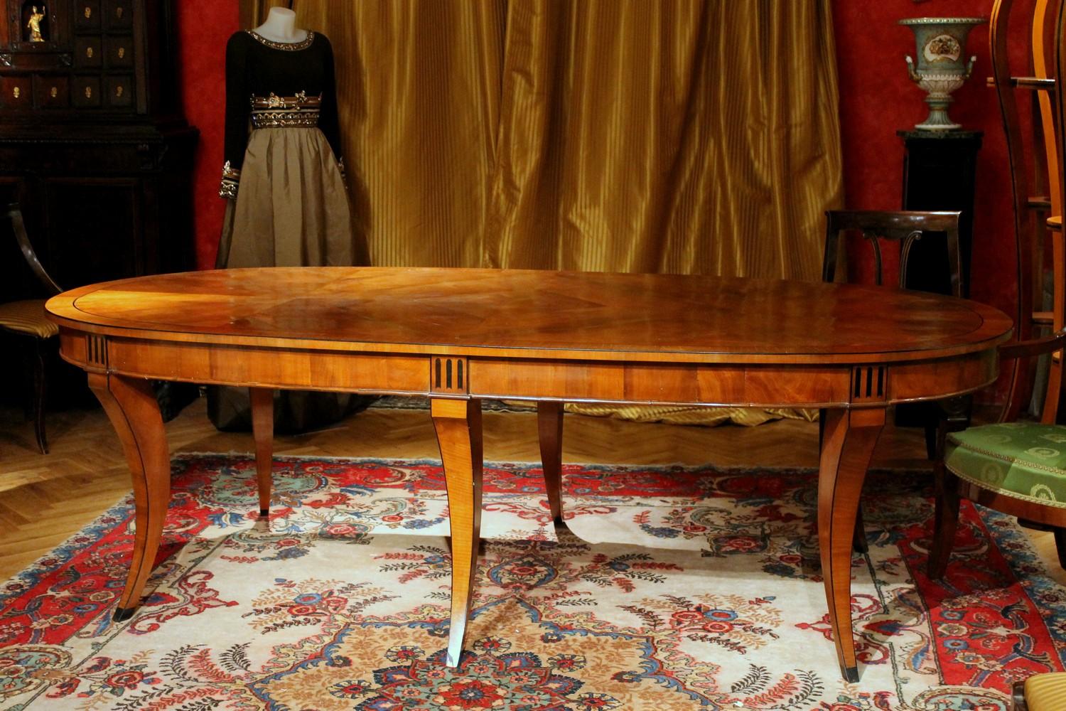 This simply stunning antique 19th century Tuscan large oval dining room table has a gorgeous shape, thanks to its soft and sober lines- typical of the Directoire and Empire period- is a timeless piece.
A dining table made up of precious woods, the