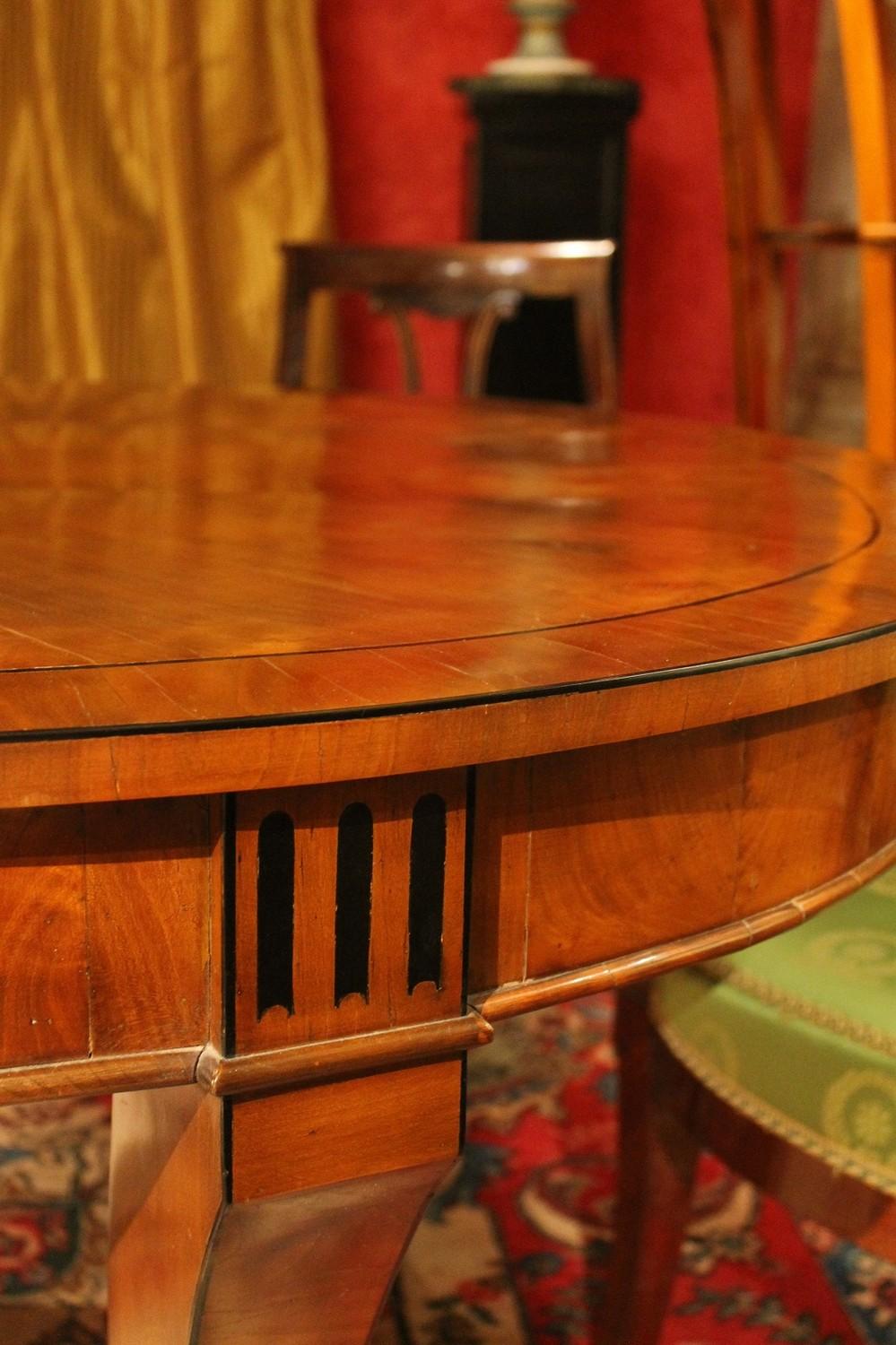 Ovaler Esszimmertisch aus Kirschbaumholz und Ebenholz im italienischen Empire-Stil des 19. Jahrhunderts (Intarsie) im Angebot