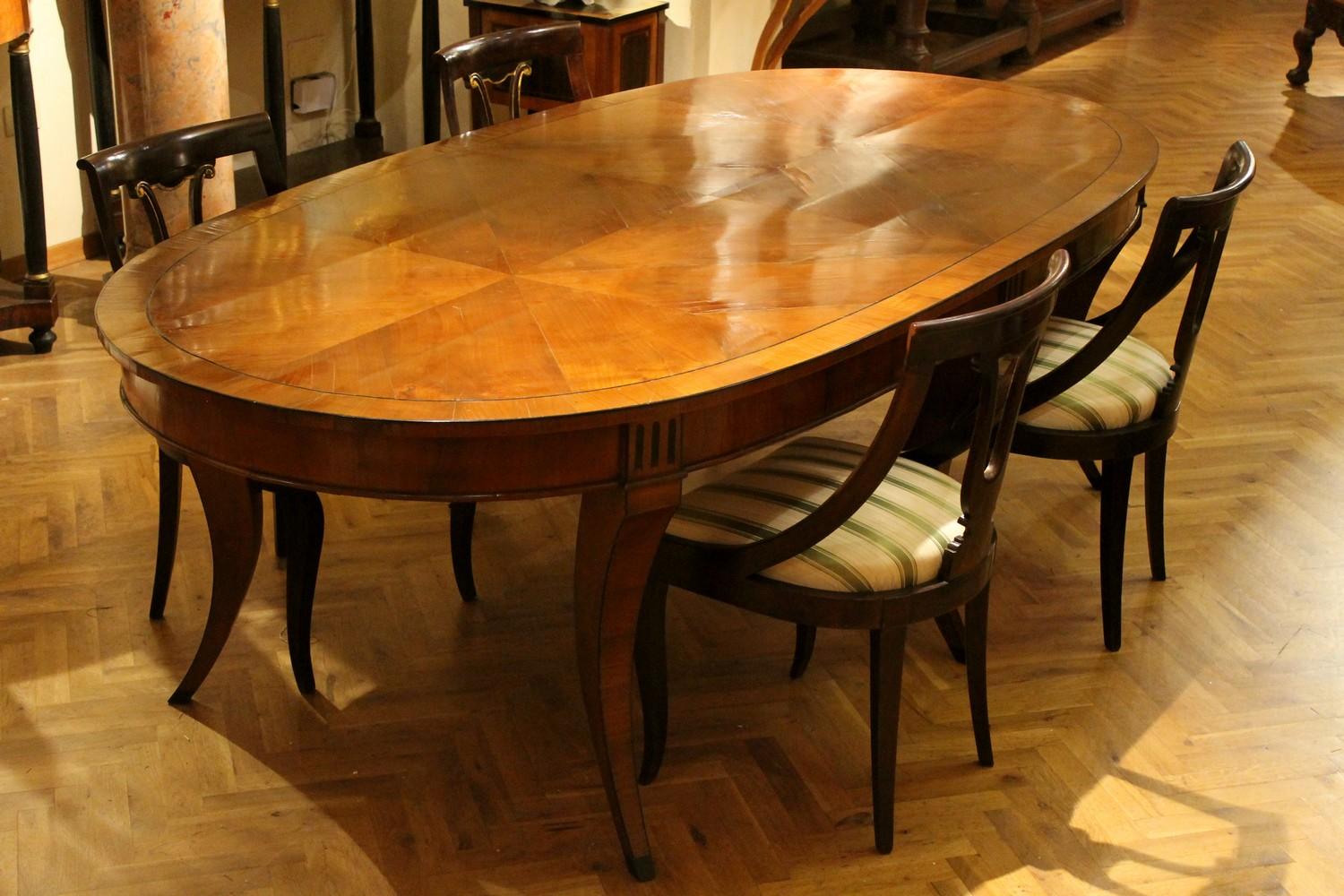 Italian Empire Style 19th Century Oval Cherrywood and Ebony Dining Room Table For Sale 2