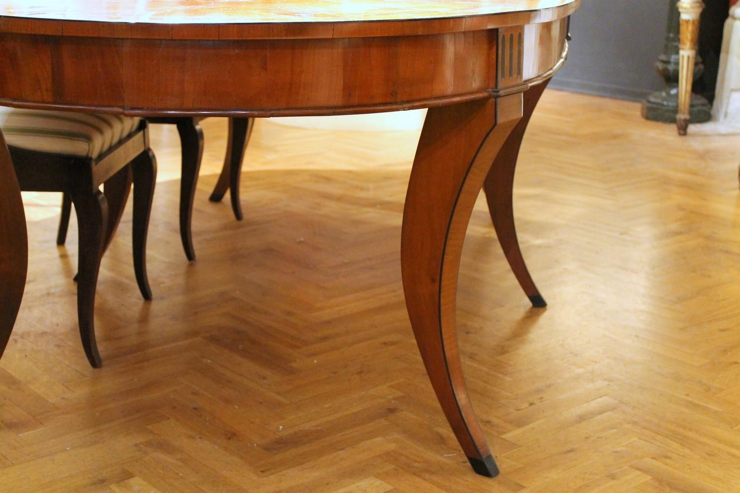 Ovaler Esszimmertisch aus Kirschbaumholz und Ebenholz im italienischen Empire-Stil des 19. Jahrhunderts im Angebot 1