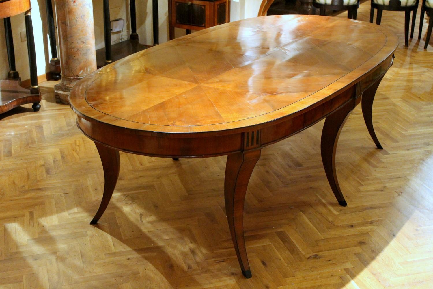 Italian Empire Style 19th Century Oval Cherrywood and Ebony Dining Room Table For Sale 4