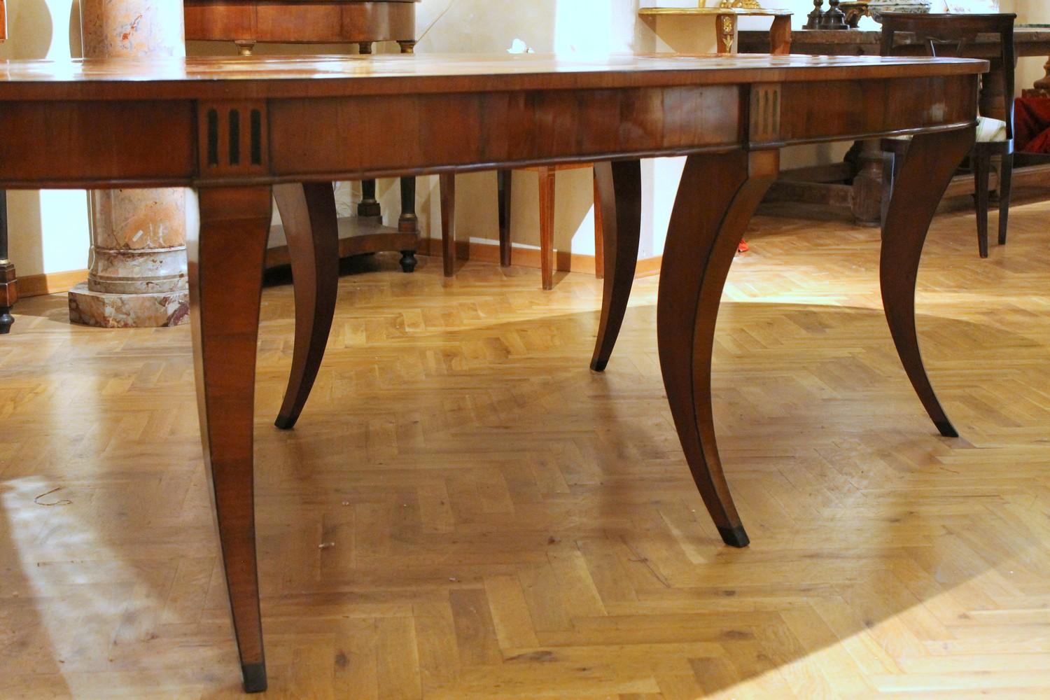 Ovaler Esszimmertisch aus Kirschbaumholz und Ebenholz im italienischen Empire-Stil des 19. Jahrhunderts im Angebot 3