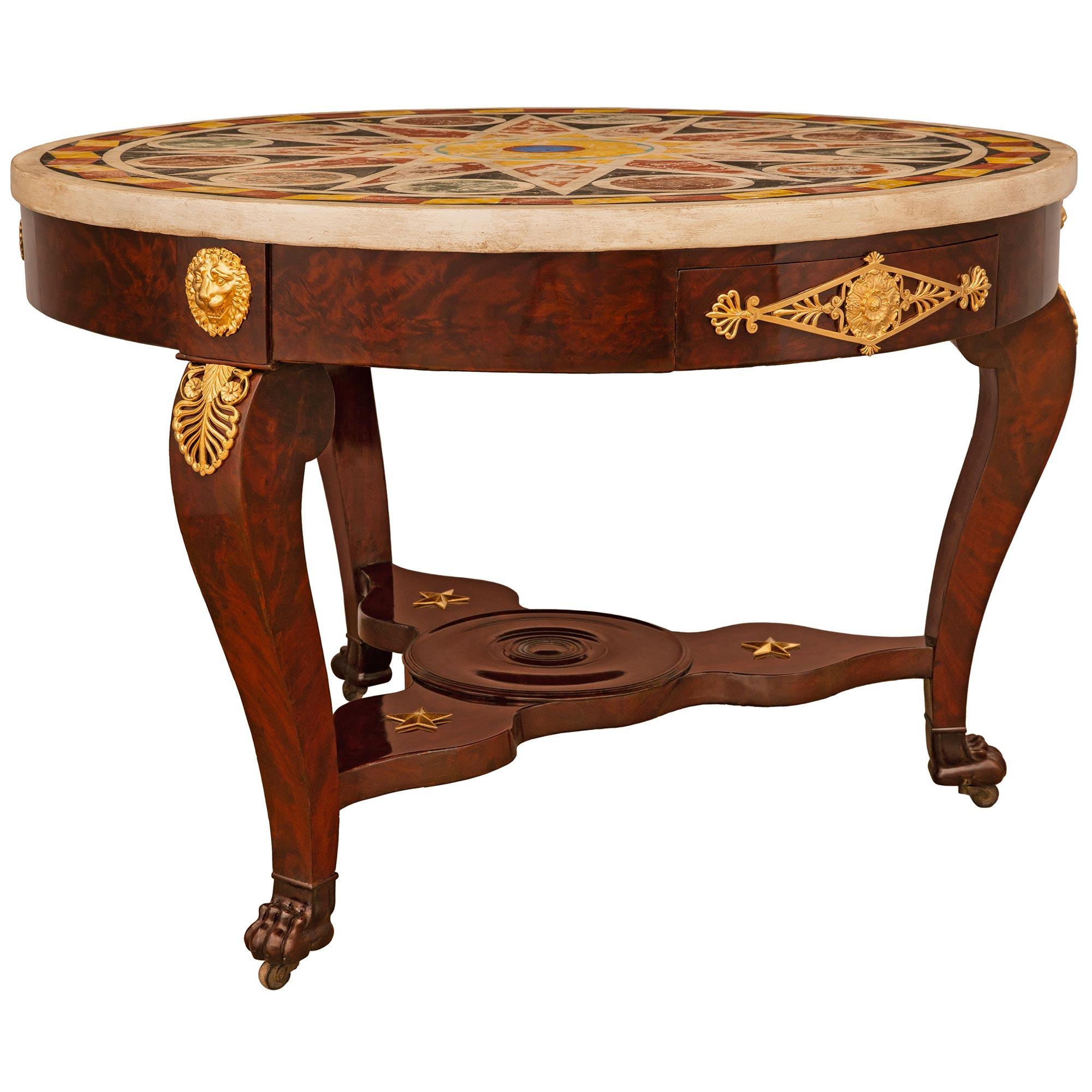 Italienischer Empire-Mitteltisch aus Mahagoni, Goldbronze und Scagliola aus dem 19. Jahrhundert im Zustand „Gut“ im Angebot in West Palm Beach, FL