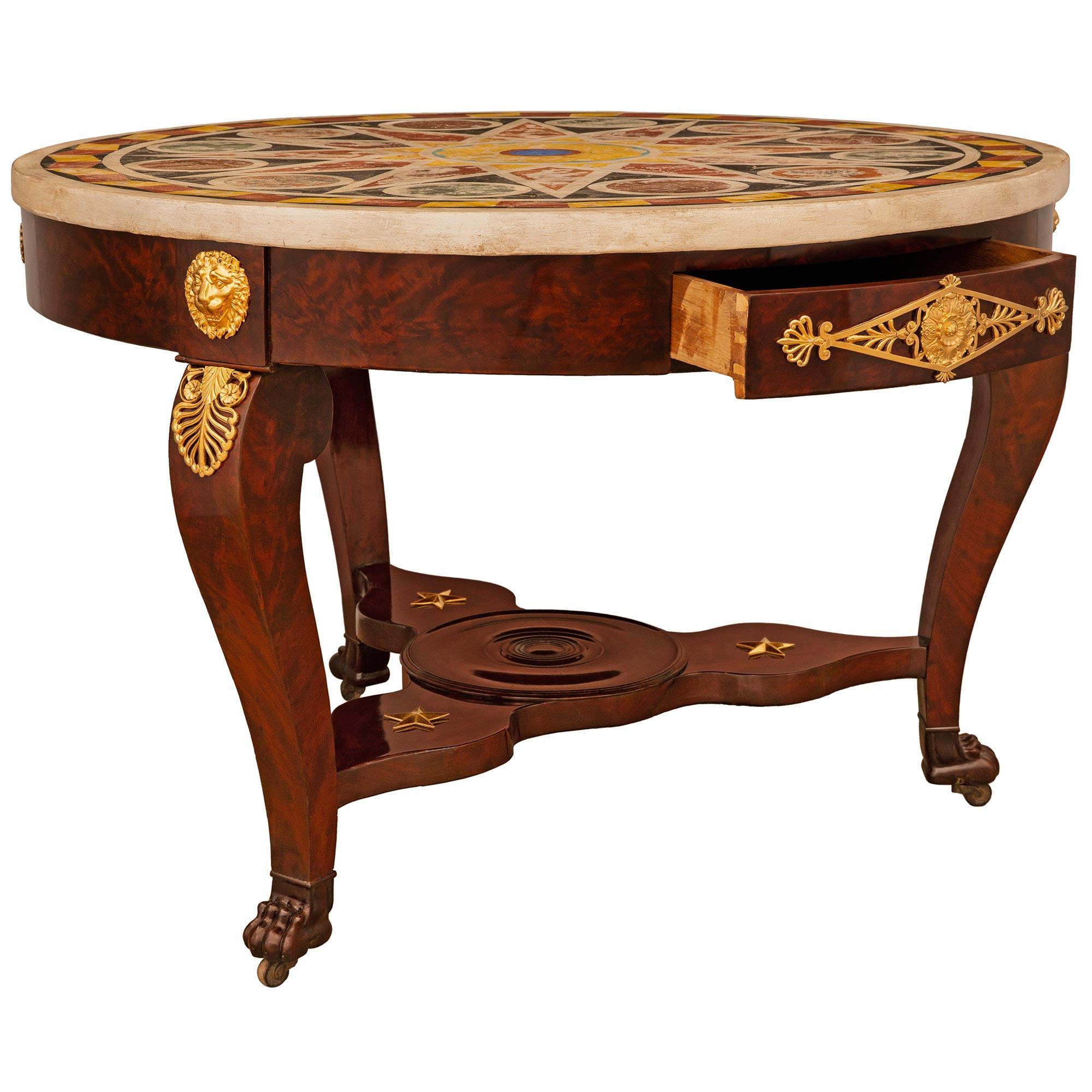 Italienischer Empire-Mitteltisch aus Mahagoni, Goldbronze und Scagliola aus dem 19. Jahrhundert im Angebot 1