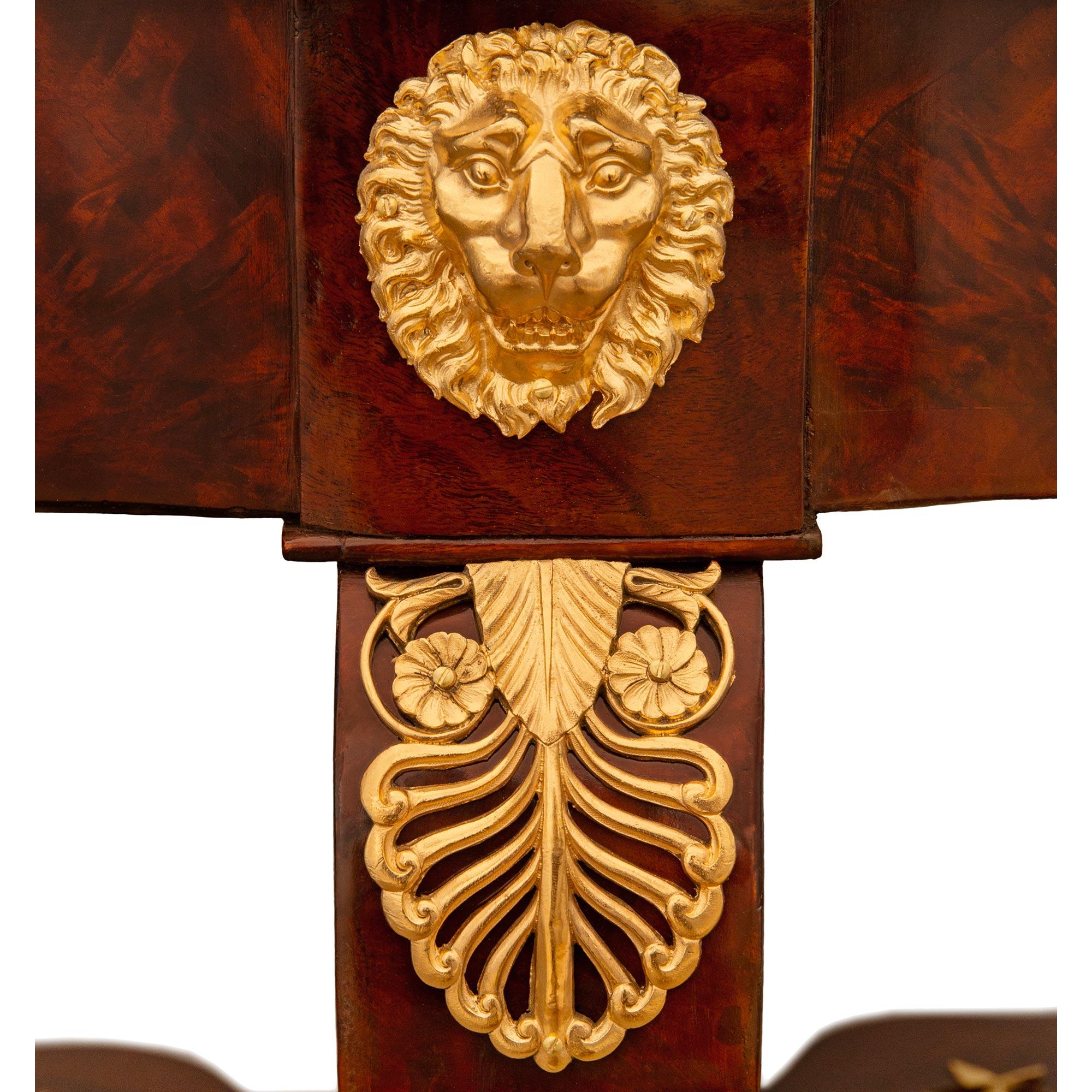 Italienischer Empire-Mitteltisch aus Mahagoni, Goldbronze und Scagliola aus dem 19. Jahrhundert im Angebot 3