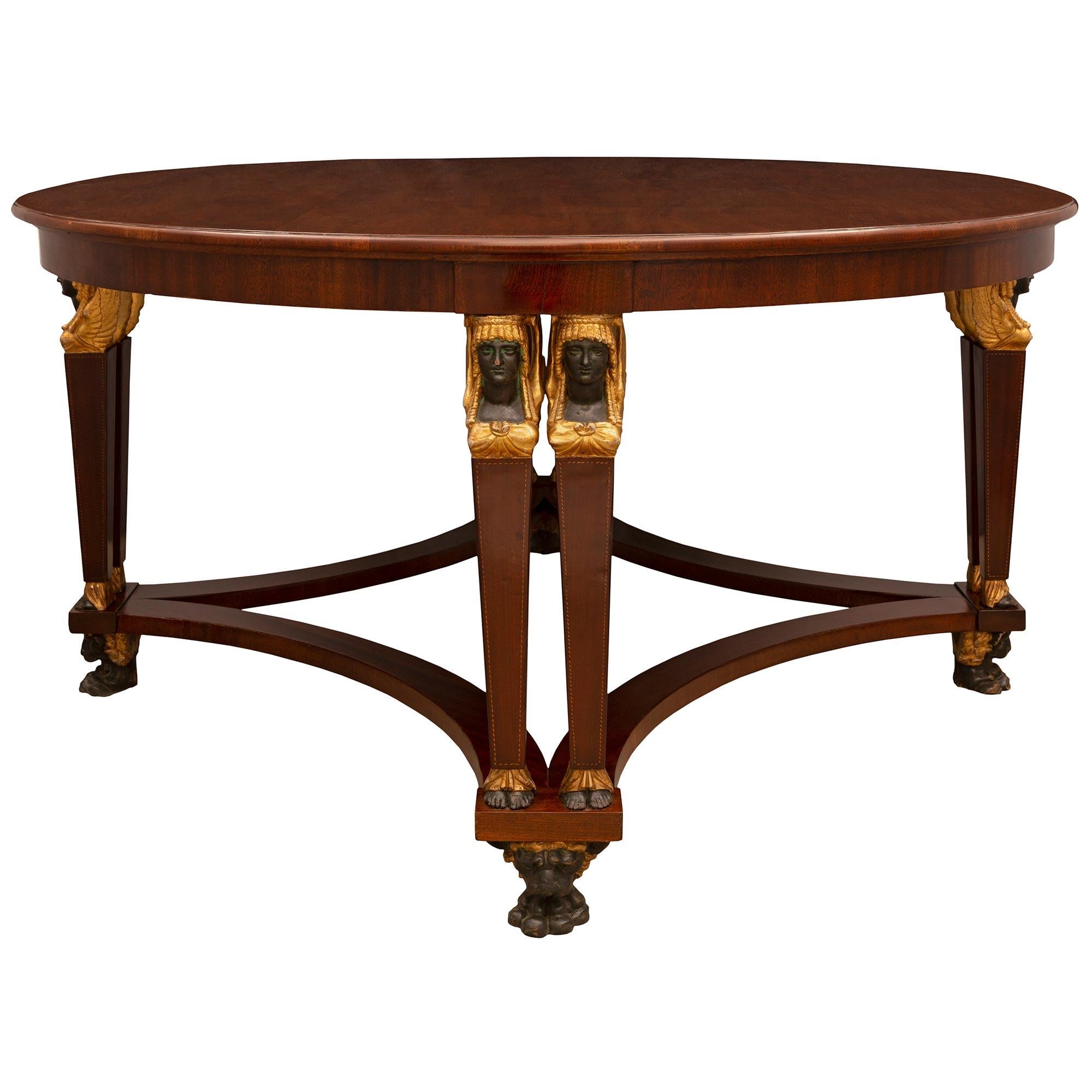 Néoclassique Table centrale italienne style Empire du 19ème siècle en acajou ovale, doré et patiné en vente