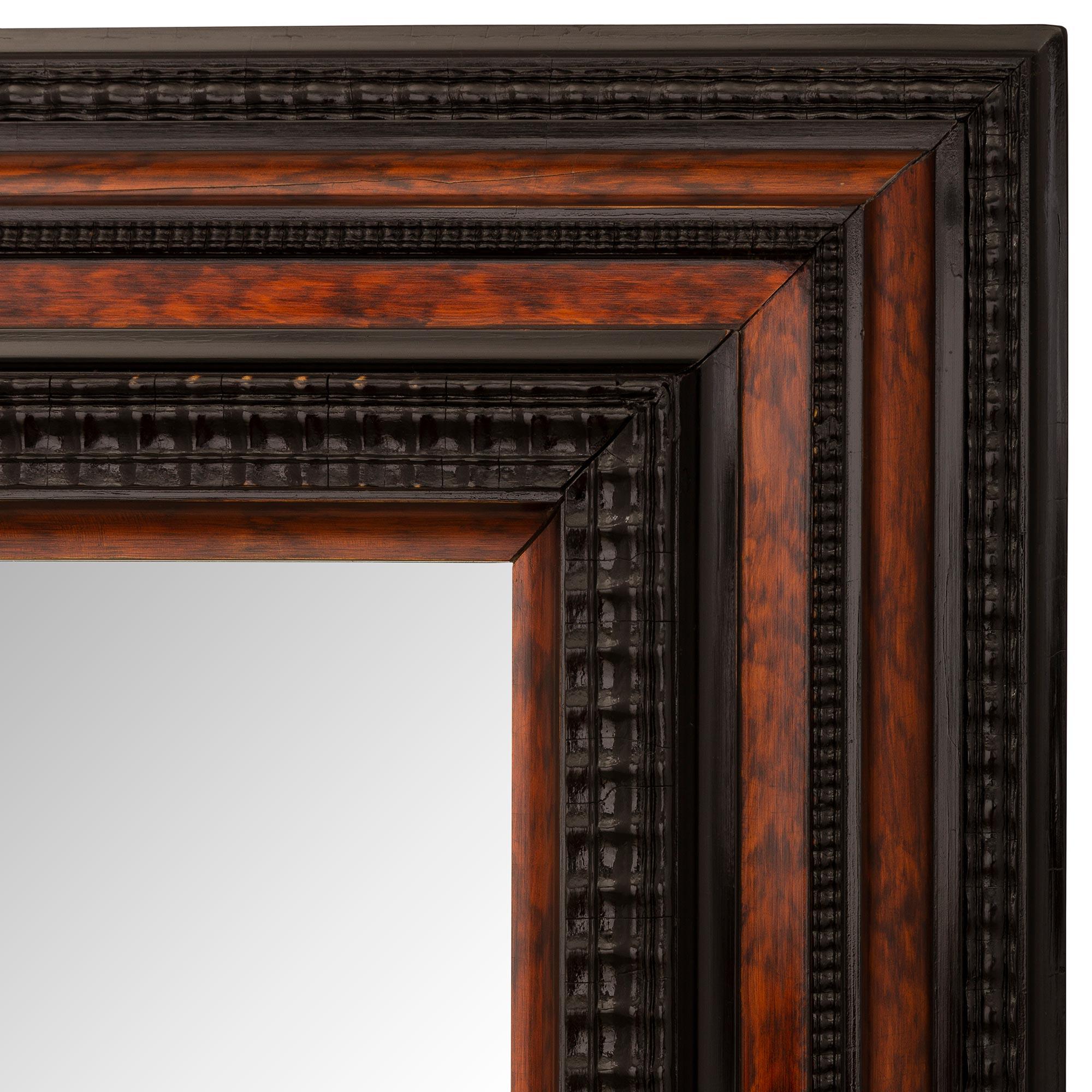 Italienischer Florentiner Spiegel aus ebonisiertem Obstholz und exotischem Holz aus dem 19. Jahrhundert im Angebot 1