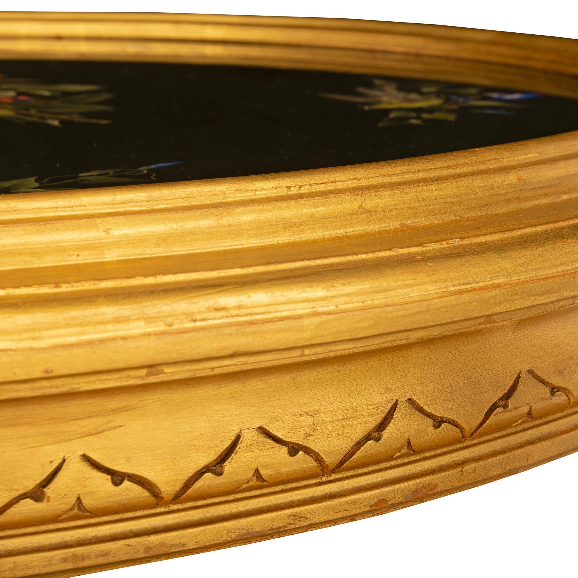 XIXe siècle Table centrale italienne florentine du 19ème siècle en bois doré et Pietra Dura en vente