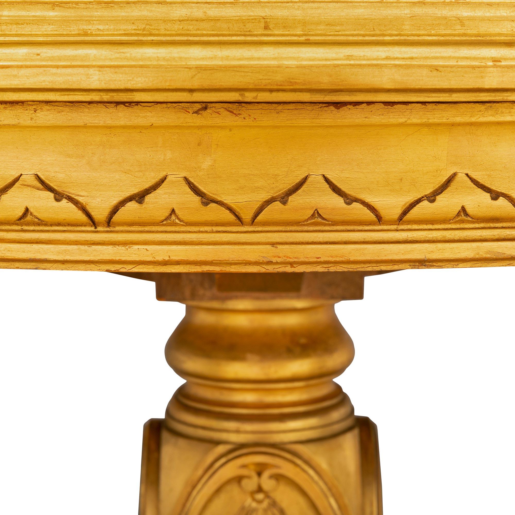 Table centrale italienne florentine du 19ème siècle en bois doré et Pietra Dura en vente 2