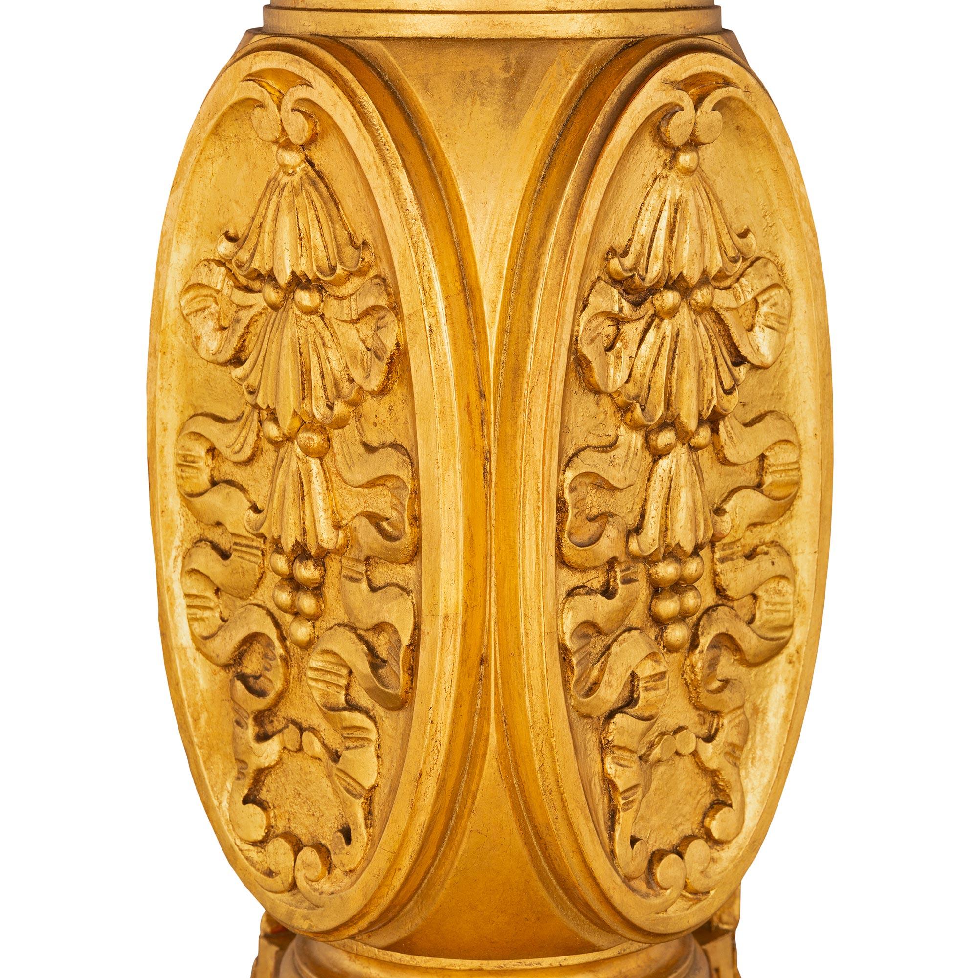 Table centrale italienne florentine du 19ème siècle en bois doré et Pietra Dura en vente 3