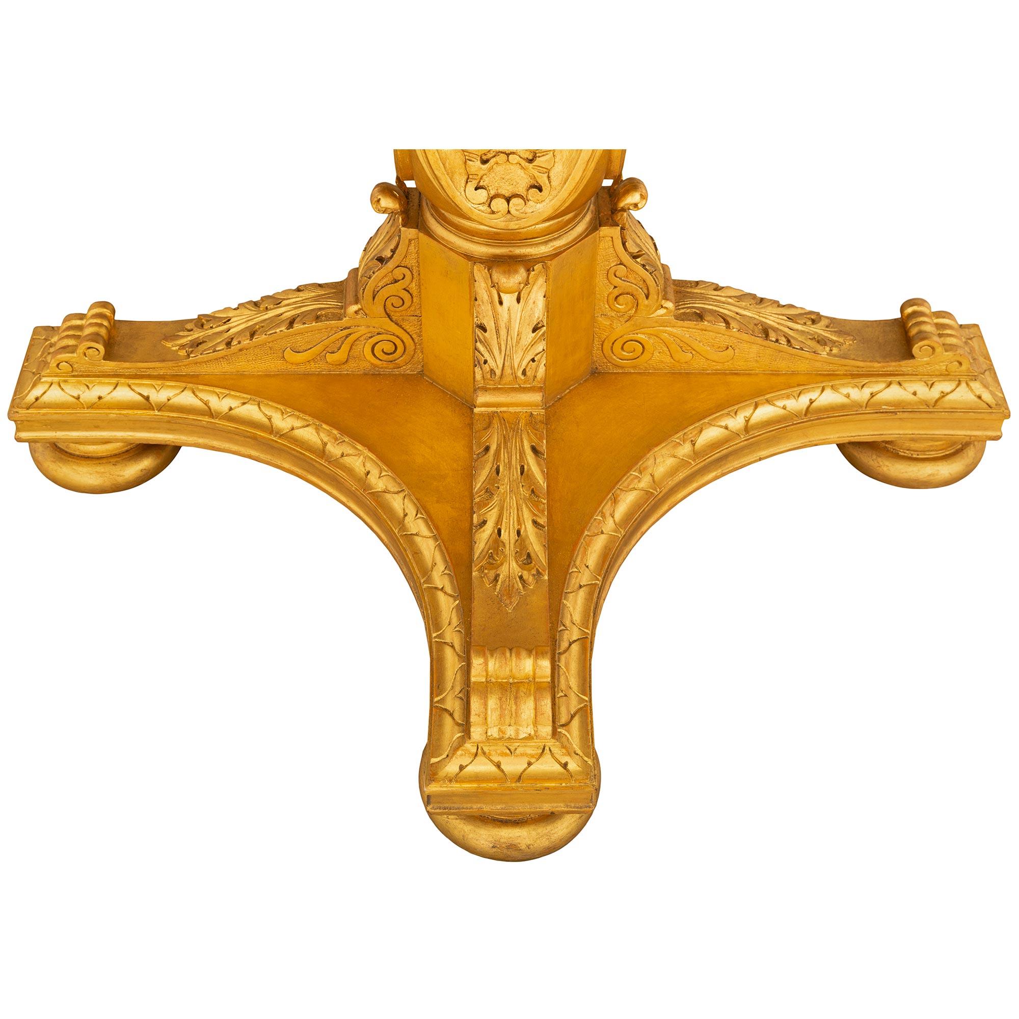 Table centrale italienne florentine du 19ème siècle en bois doré et Pietra Dura en vente 4
