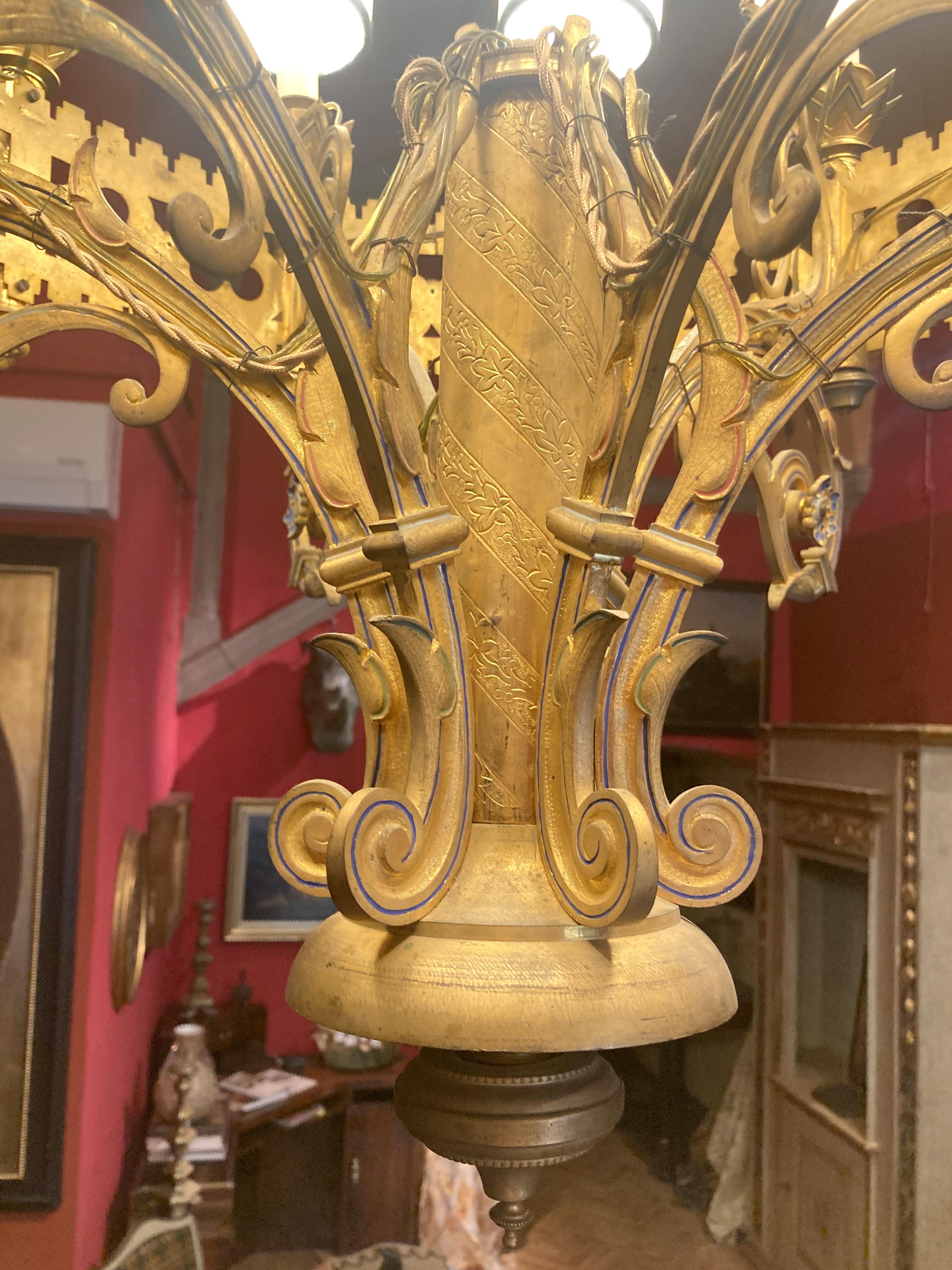 Lustre italien du 19ème siècle en bronze doré et alliage néo-gothique de 12 livres en vente 3