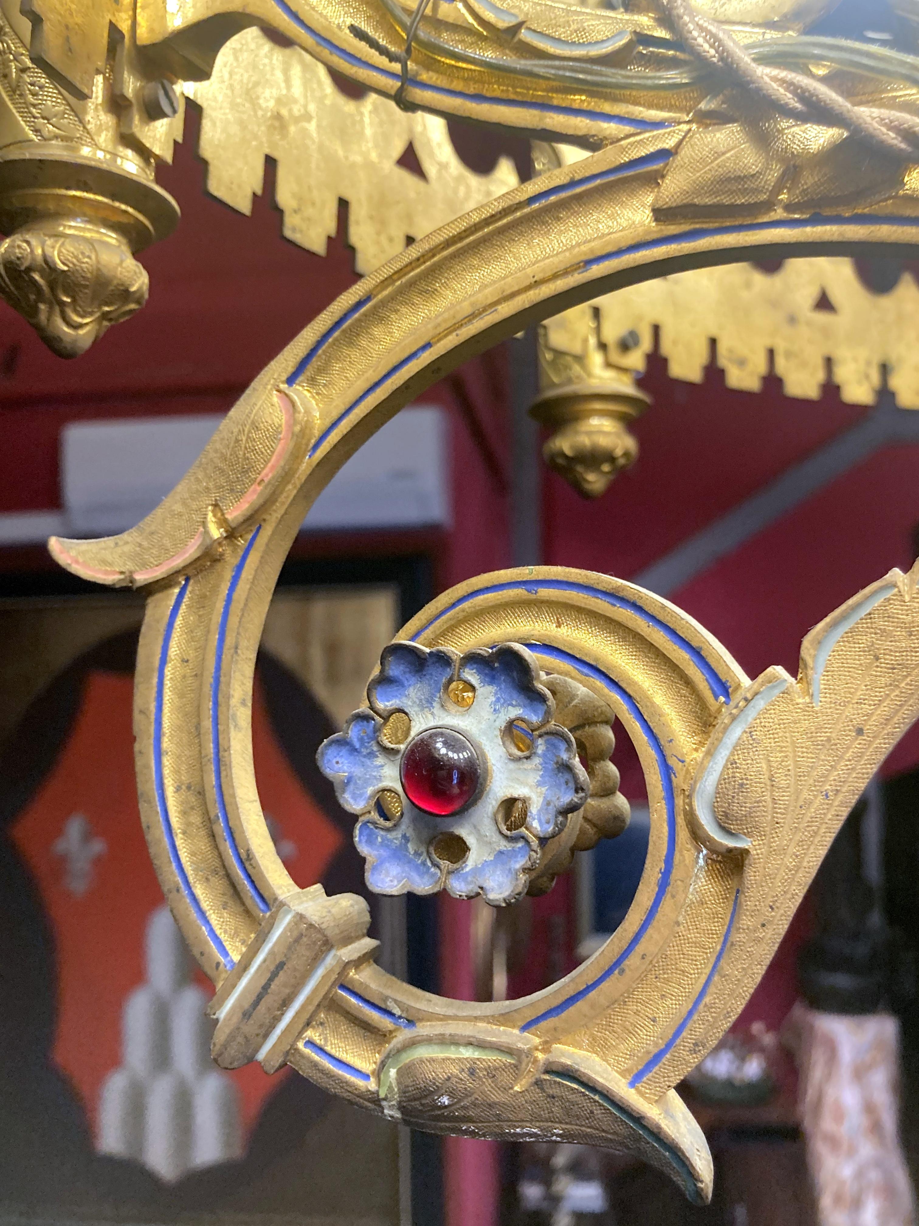 Lampadario italiano del XIX secolo in bronzo dorato e smaltato neogotico a 12 luci in vendita 8