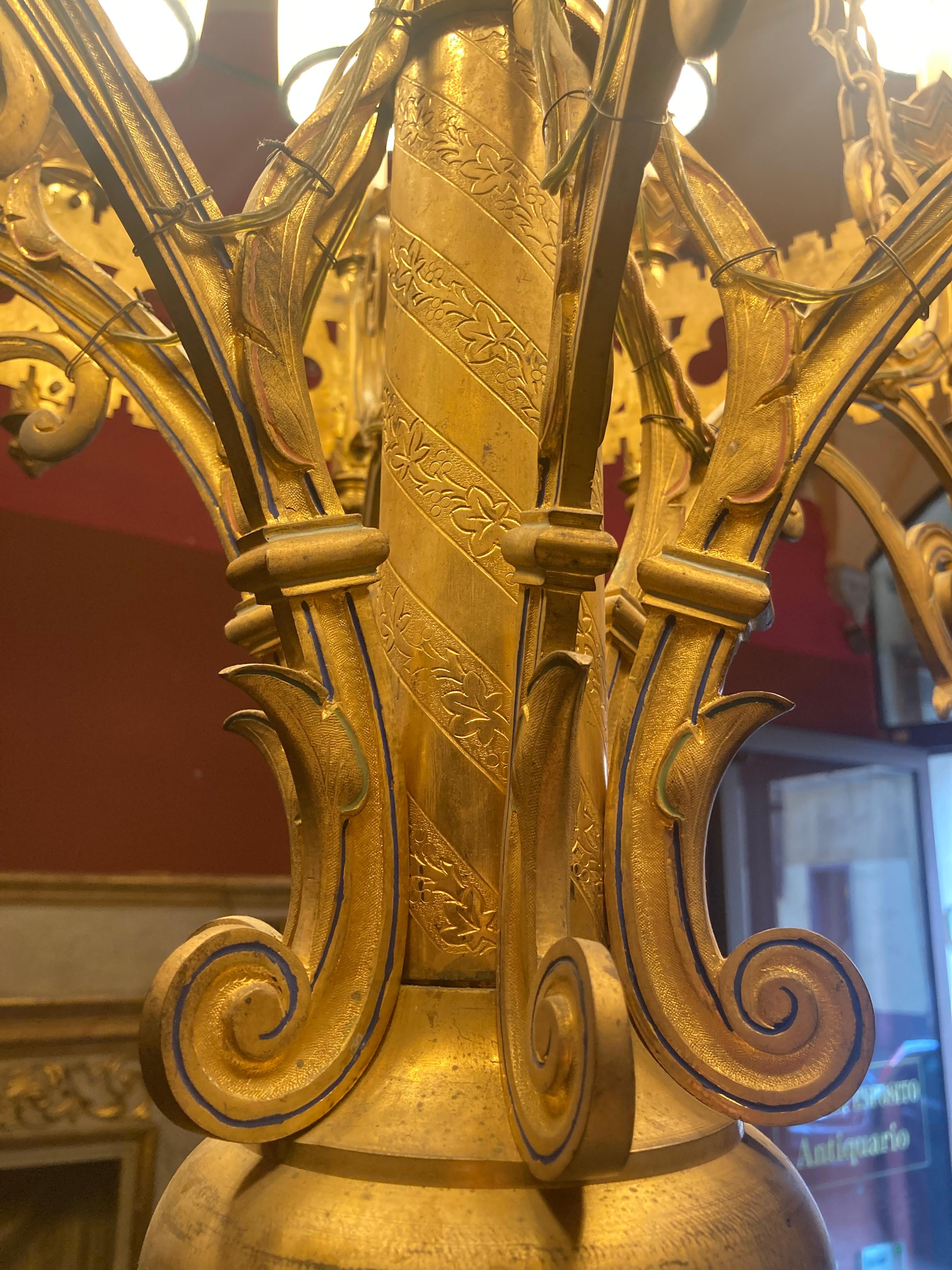 Lustre italien du 19ème siècle en bronze doré et alliage néo-gothique de 12 livres en vente 2