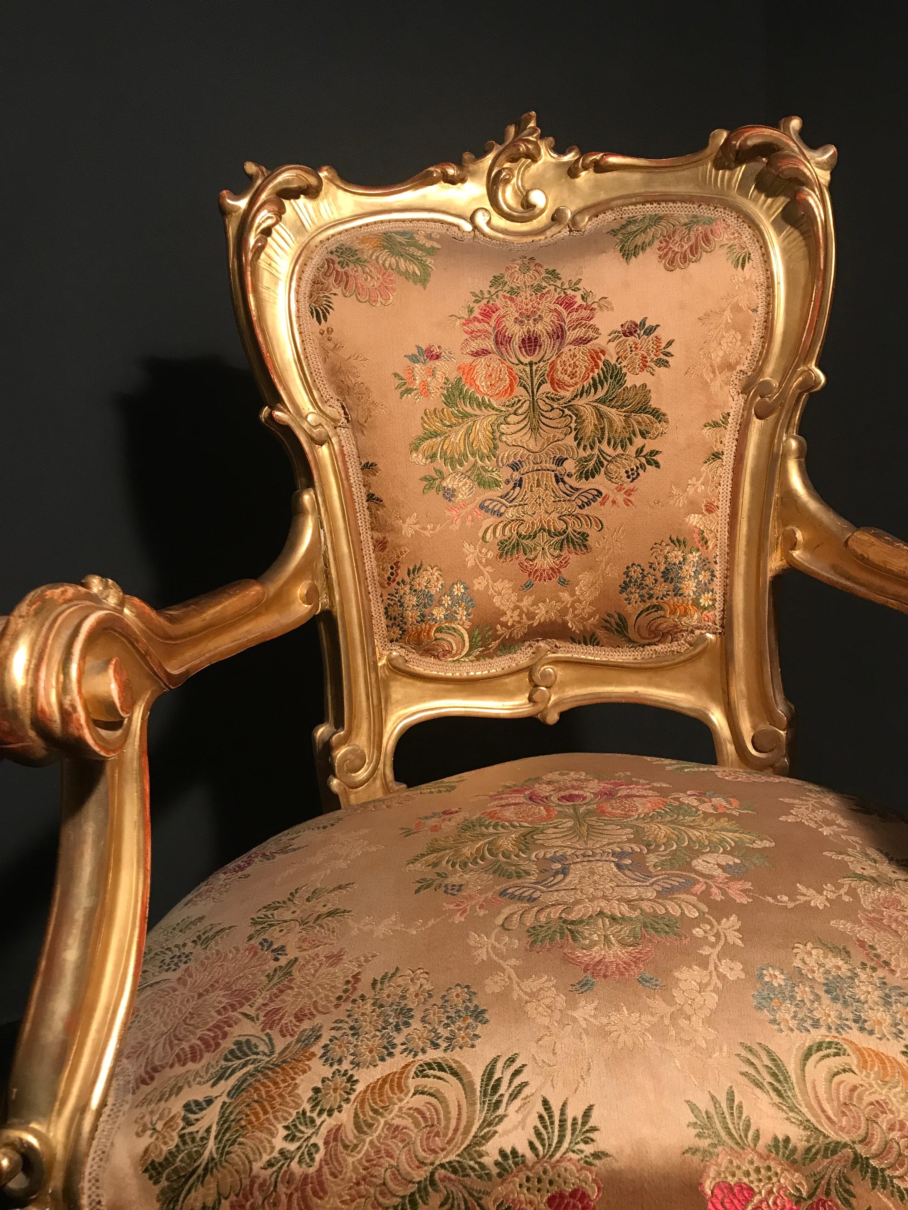 Conjunto italiano de salón dorado del siglo XIX con sofá y pareja de sillones en venta 3
