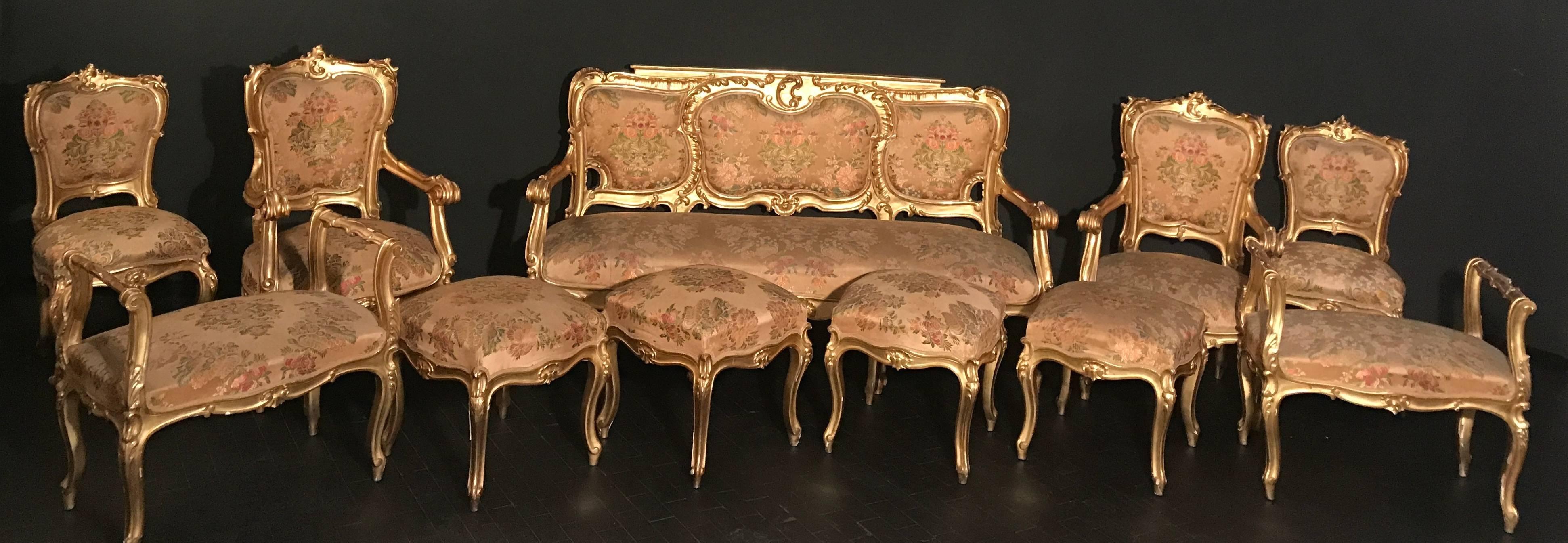 Suite de salon italienne du 19ème siècle dorée avec canapé et paire de fauteuils en vente 4