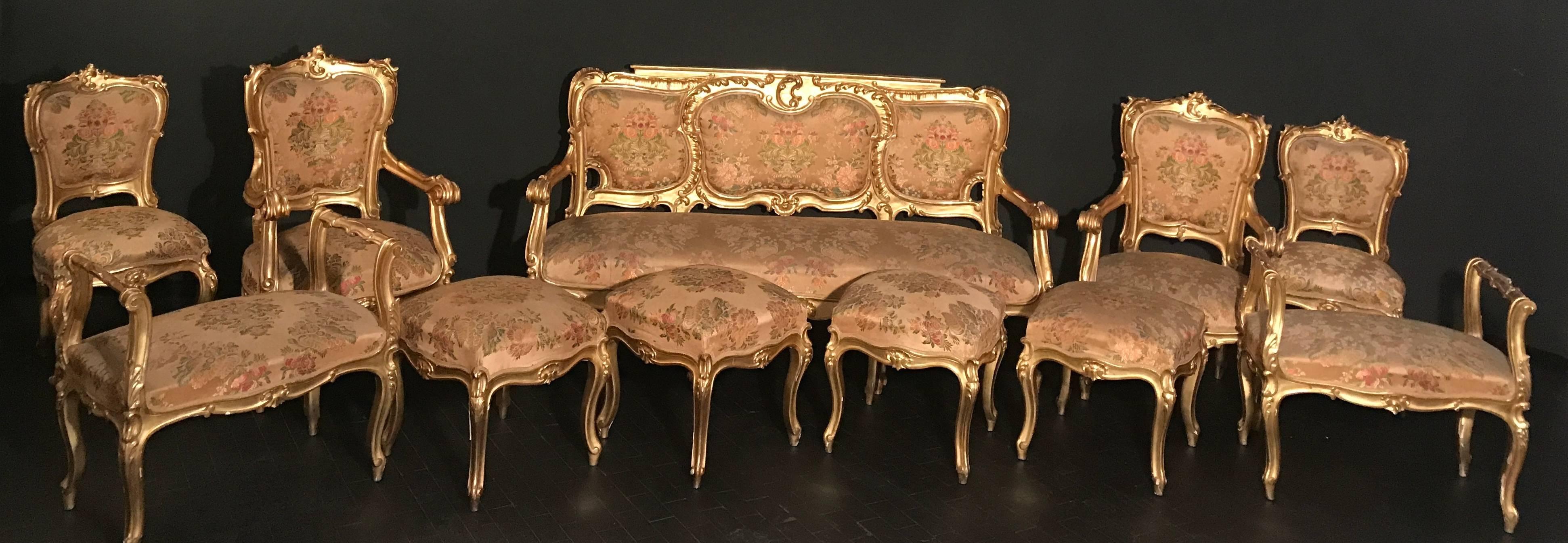 Italienische vergoldete italienische Wohnzimmergarnitur aus dem 19. Jahrhundert mit einem Sofa und einem Sesselpaar im Angebot 4
