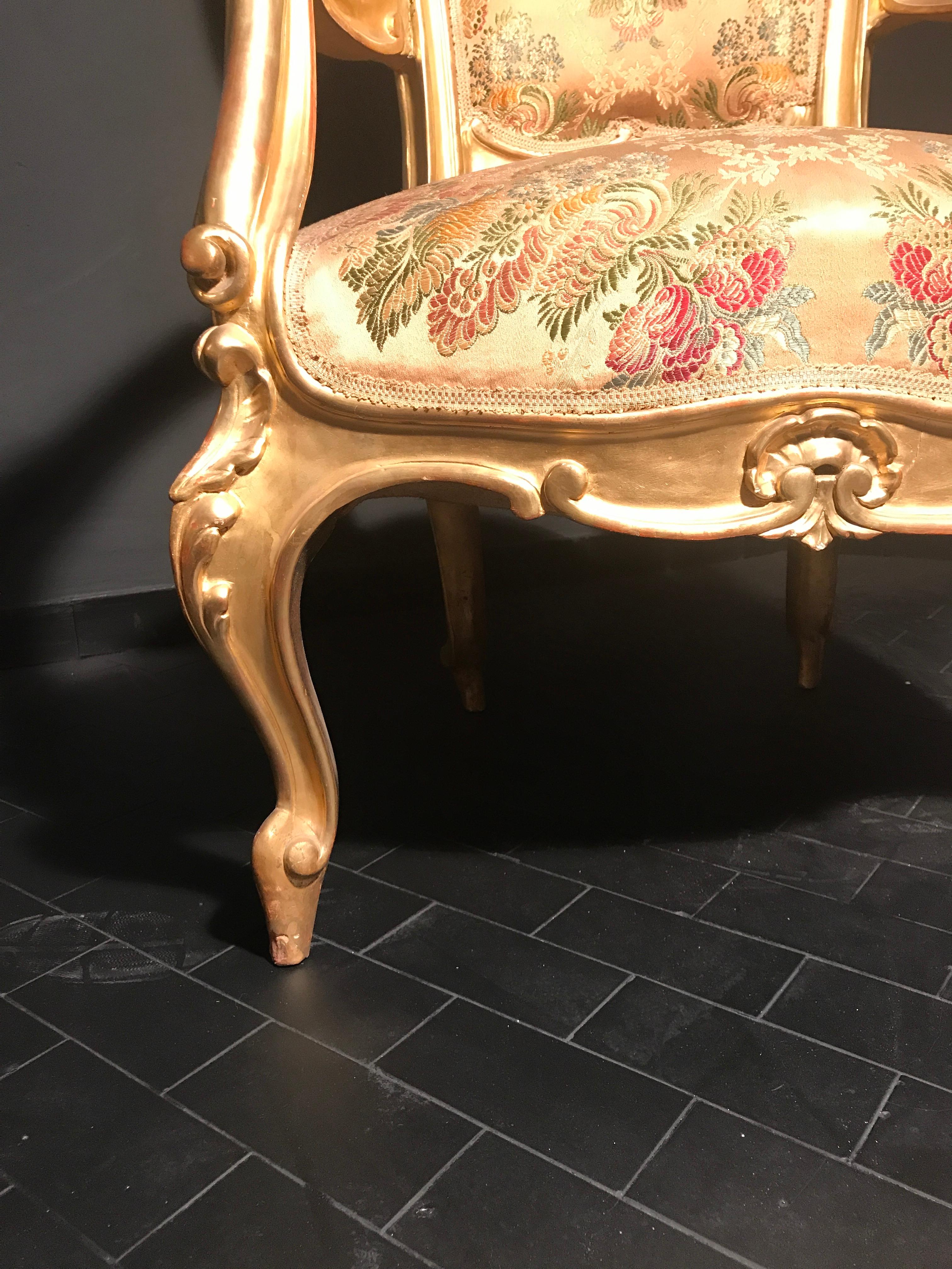 Conjunto italiano de salón dorado del siglo XIX con sofá y pareja de sillones en venta 4