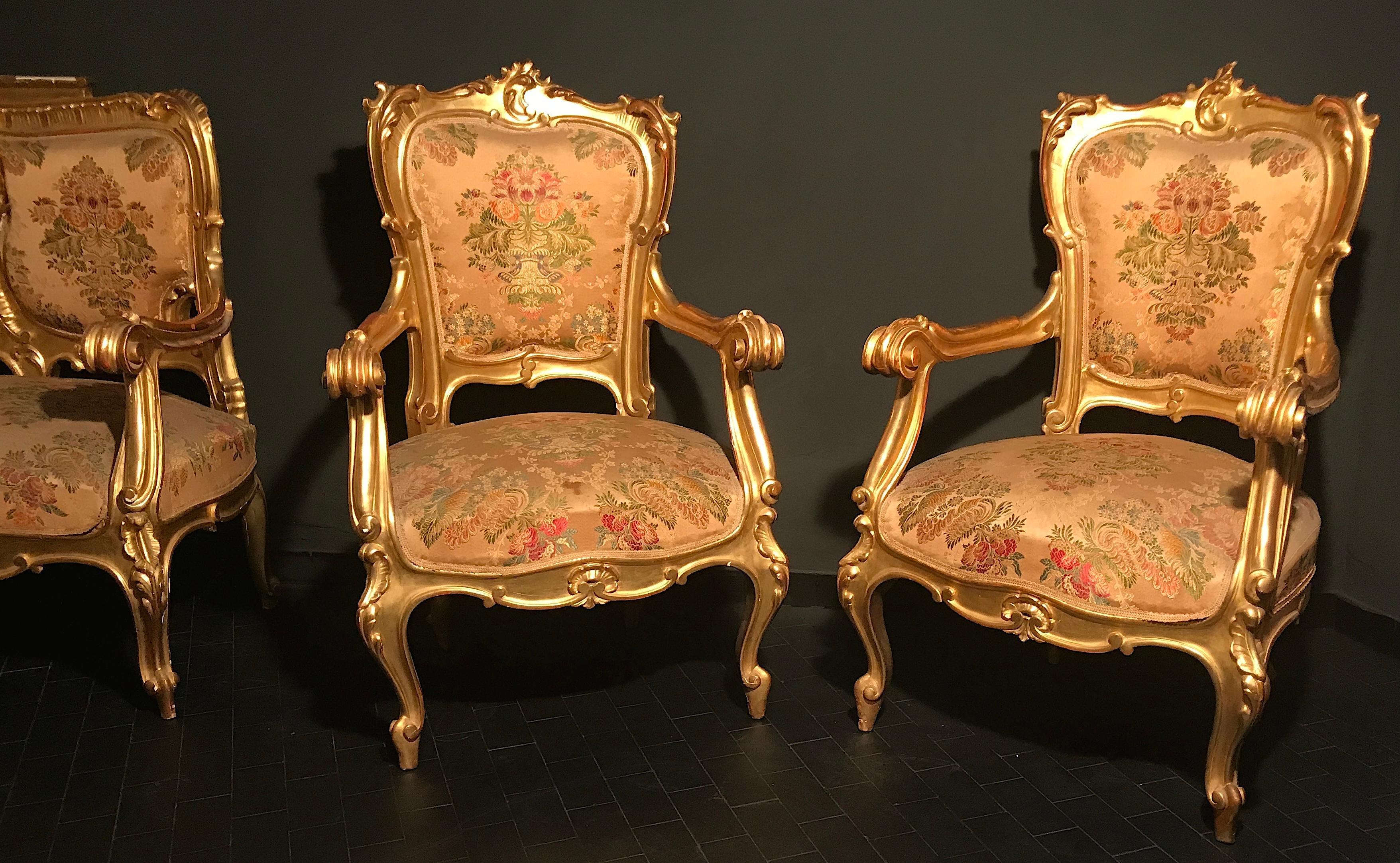 Conjunto italiano de salón dorado del siglo XIX con sofá y pareja de sillones en venta 5