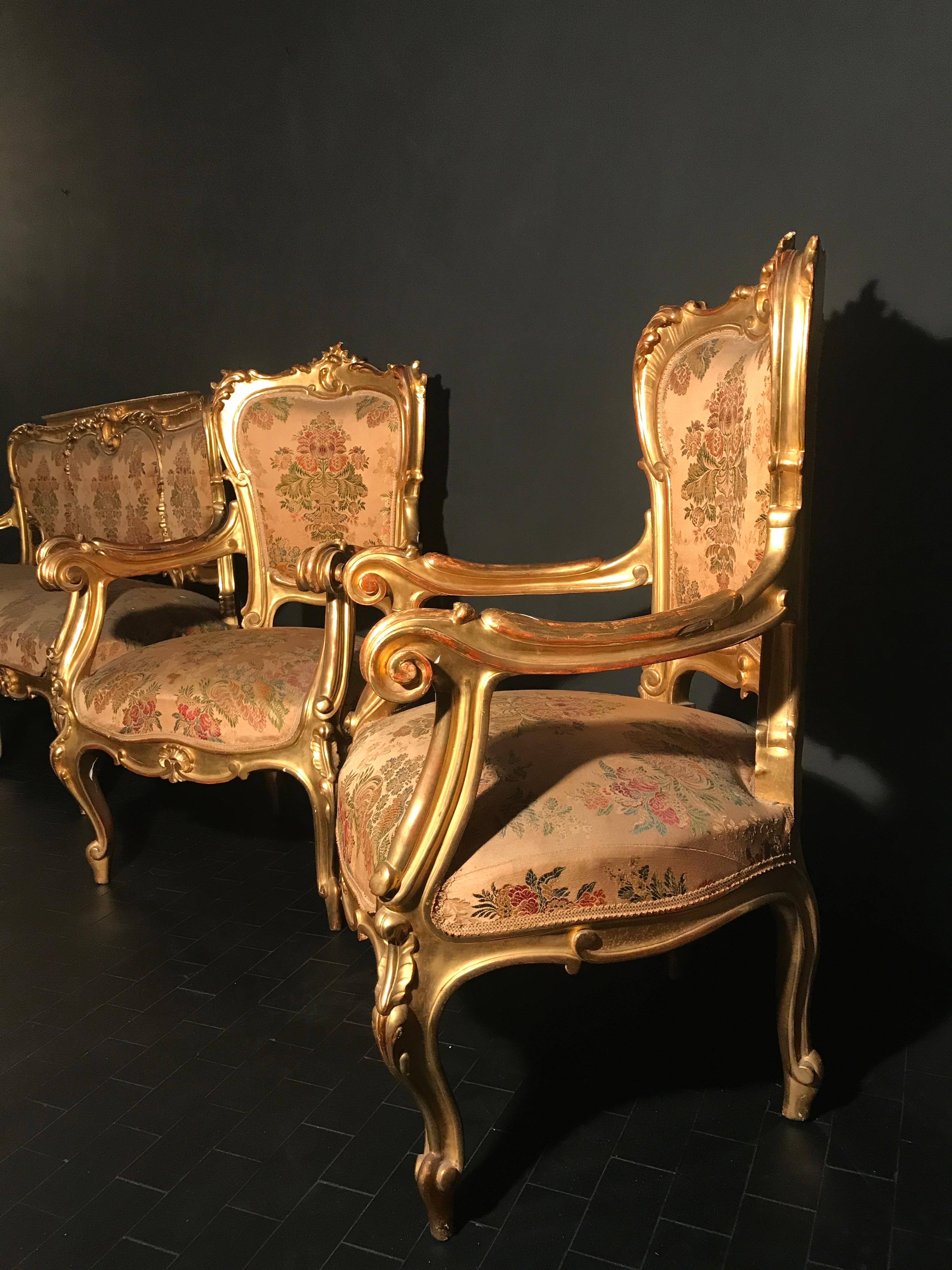 Conjunto italiano de salón dorado del siglo XIX con sofá y pareja de sillones en venta 6