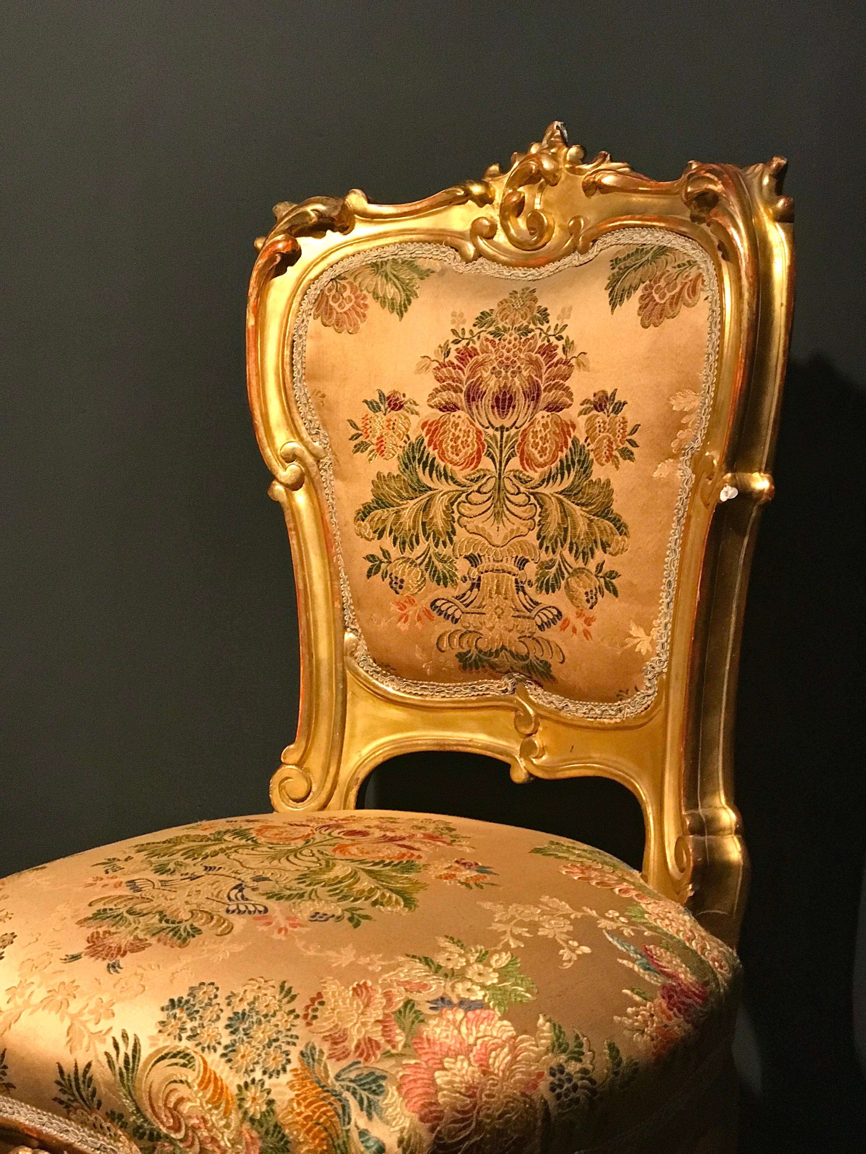 Conjunto italiano de salón dorado del siglo XIX con sofá y pareja de sillones en venta 9