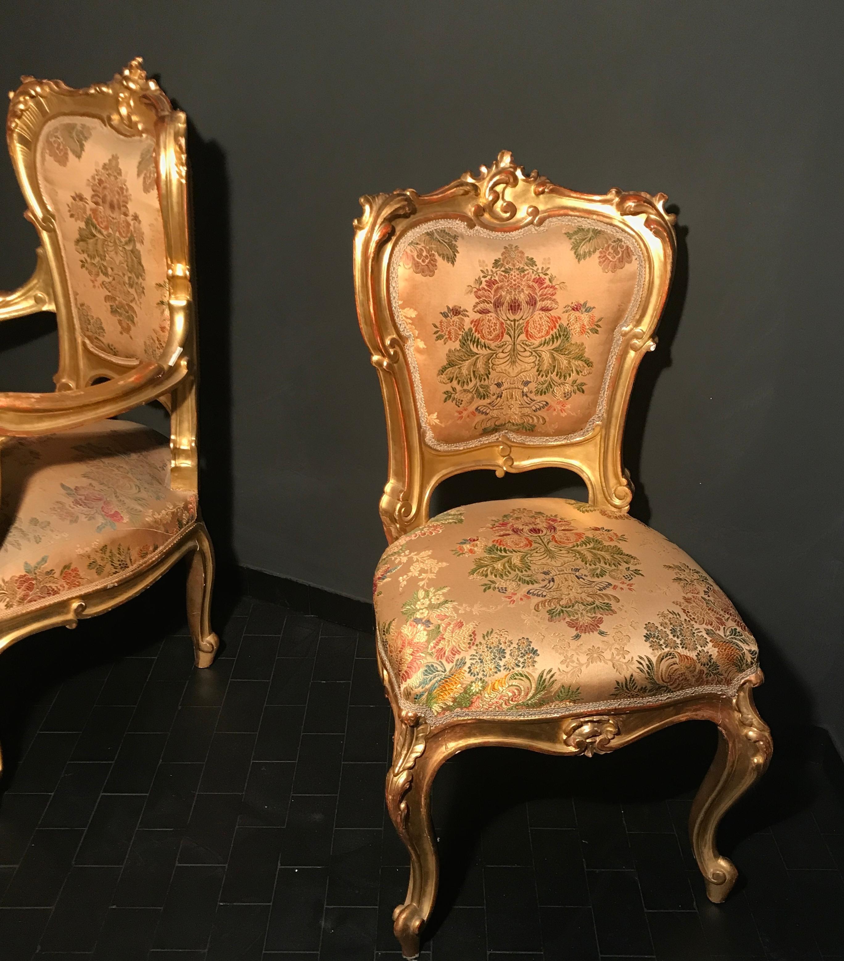 Conjunto italiano de salón dorado del siglo XIX con sofá y pareja de sillones en venta 11