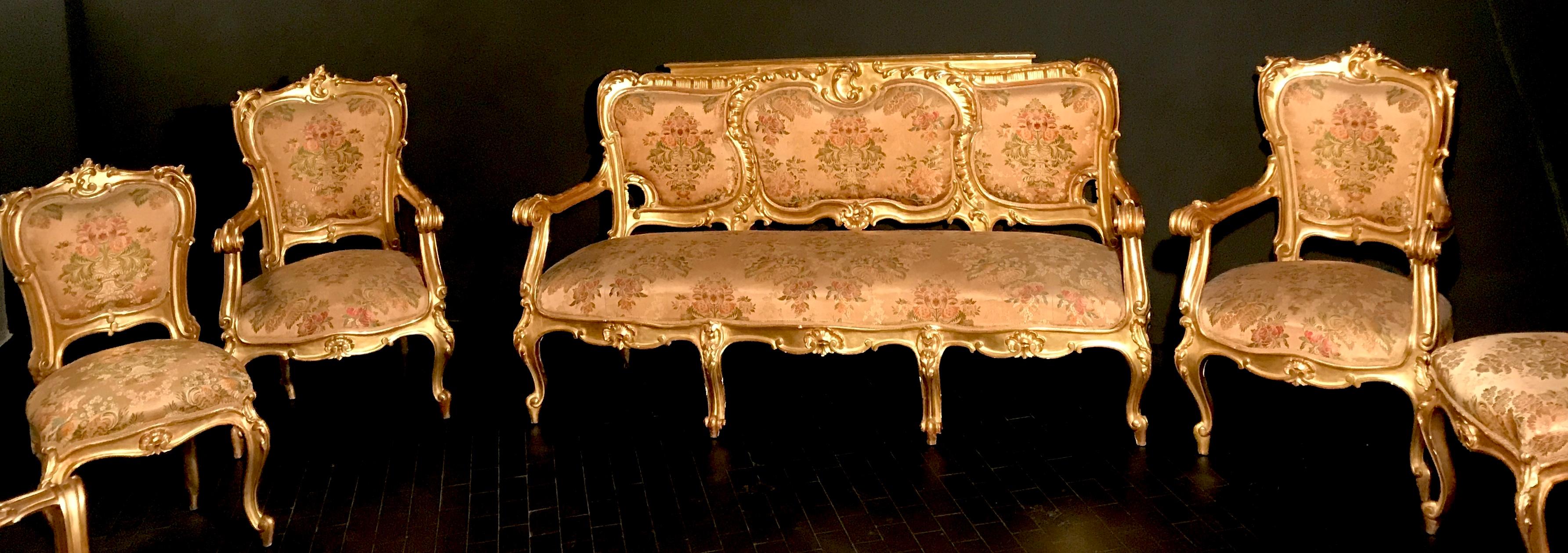 Conjunto italiano de salón dorado del siglo XIX con sofá y pareja de sillones en venta 12