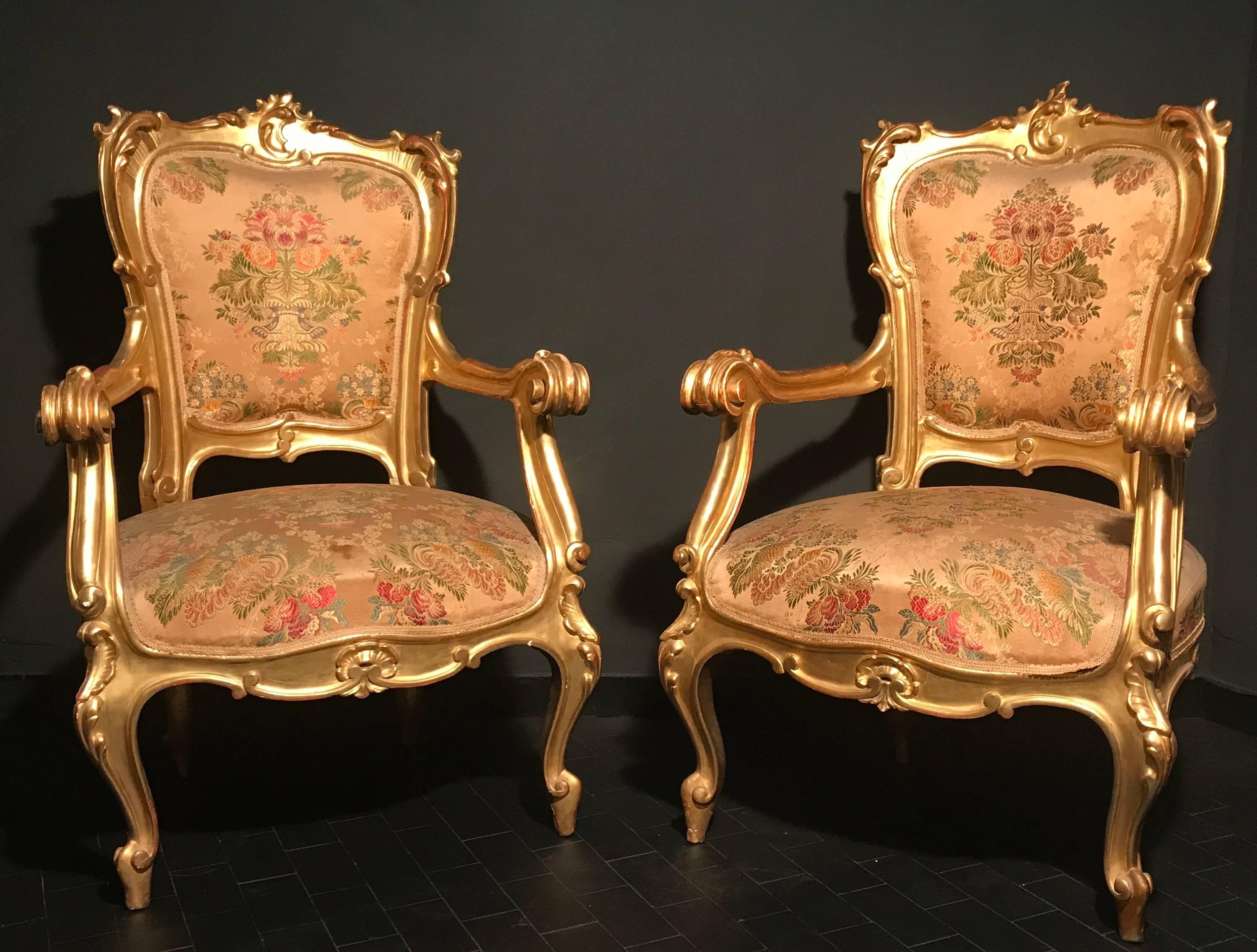 This extraordinary and finely carved five piece suite comprising of one sofa, two armchairs and two single chairs with original gilding.
It's part of an eleven piece s salon set published 1stdibs Reference #:
LU985910554043
Provenience from a