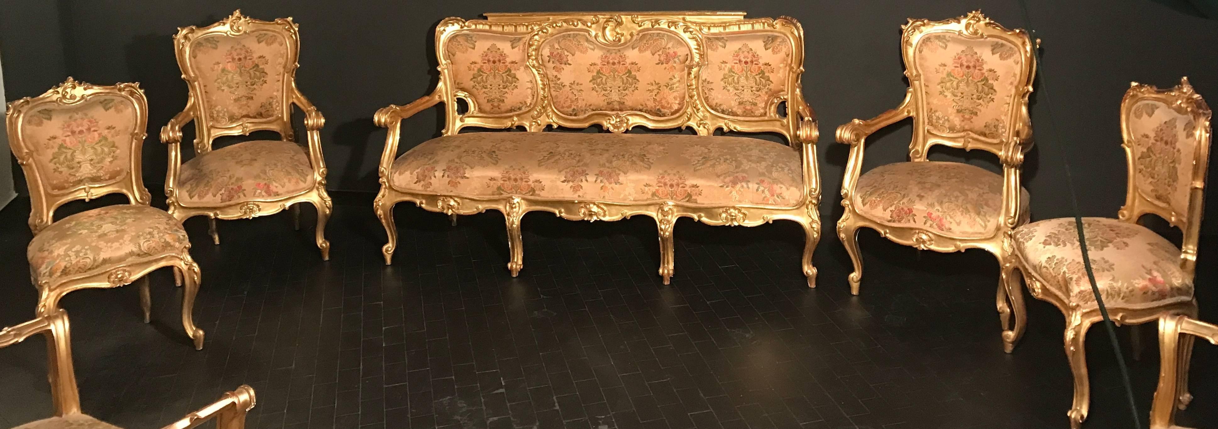 Italienische vergoldete italienische Wohnzimmergarnitur aus dem 19. Jahrhundert mit einem Sofa und einem Sesselpaar (Louis XV.) im Angebot