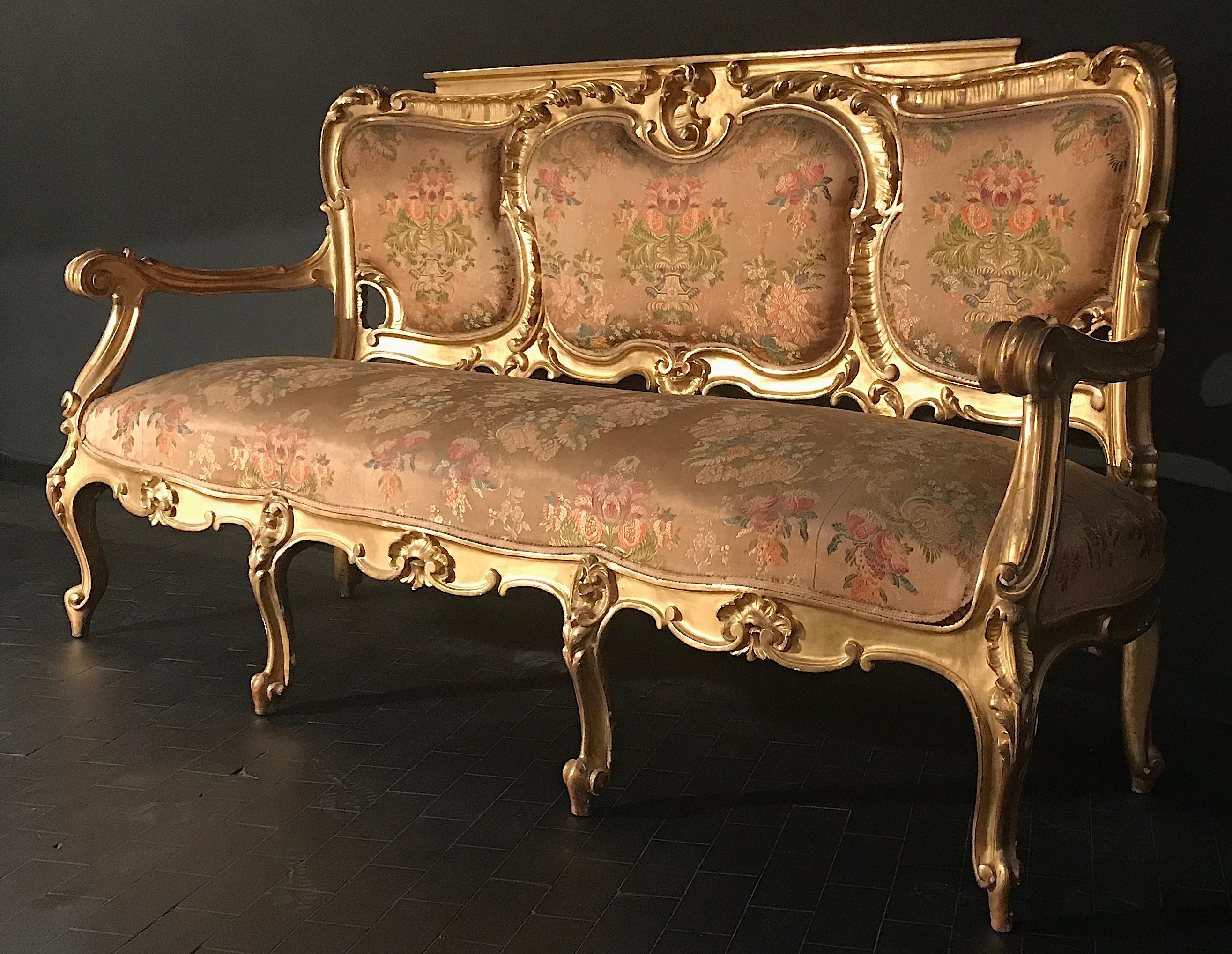 Conjunto italiano de salón dorado del siglo XIX con sofá y pareja de sillones Luis XV en venta
