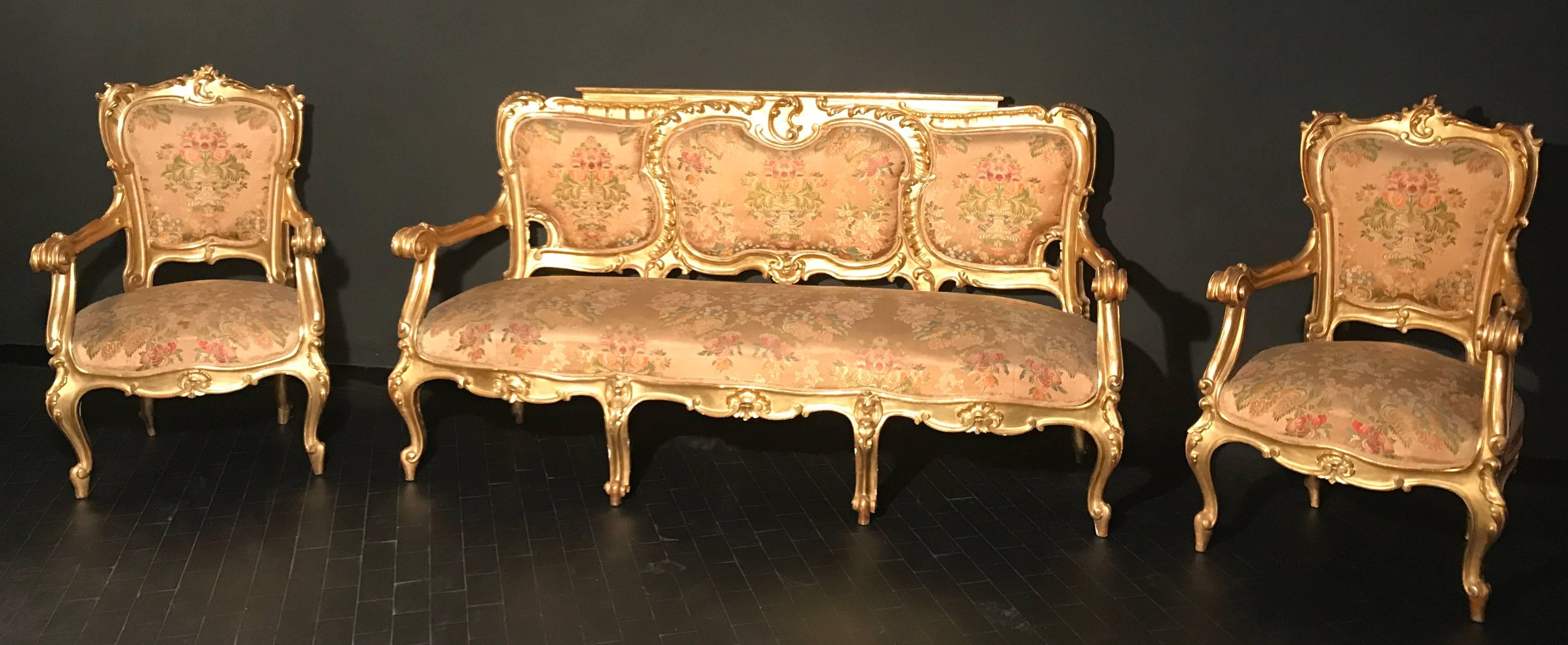 Vergoldete italienische Wohnzimmer-Suite aus dem 19. Jahrhundert mit Sofa und Sesselpaar (Handgeschnitzt) im Angebot