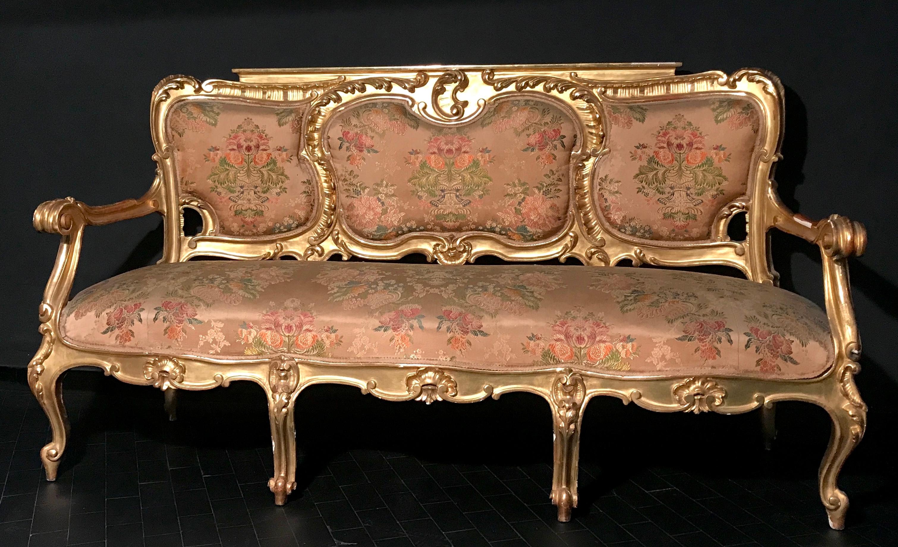 Conjunto italiano de salón dorado del siglo XIX con sofá y pareja de sillones Tallado a mano en venta