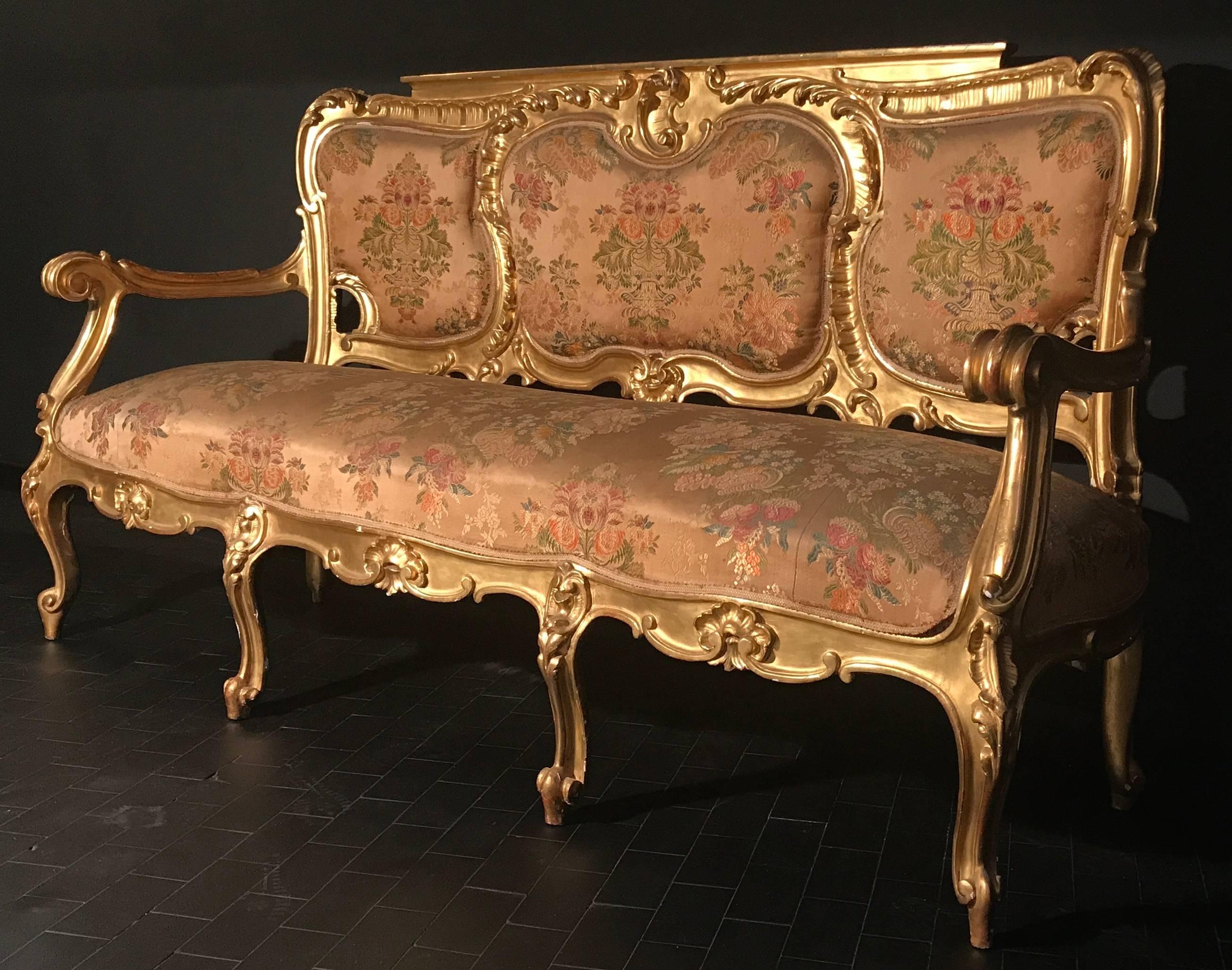 Italienische vergoldete italienische Wohnzimmergarnitur aus dem 19. Jahrhundert mit einem Sofa und einem Sesselpaar (Vergoldetes Holz) im Angebot