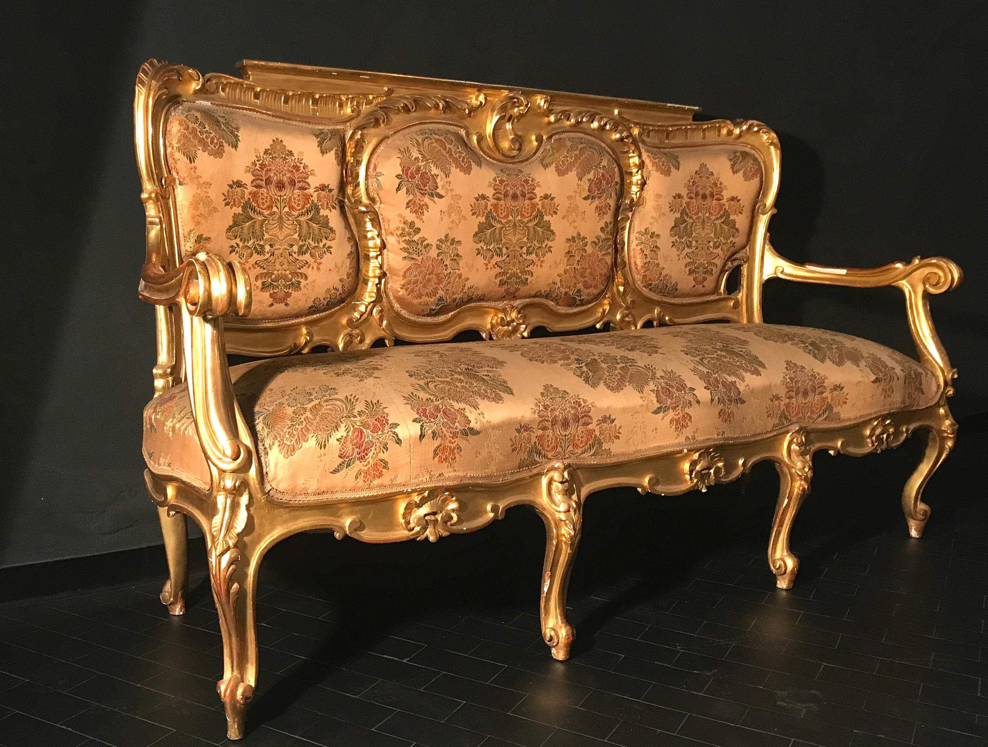 Conjunto italiano de salón dorado del siglo XIX con sofá y pareja de sillones en Bueno estado para la venta en Rome, IT