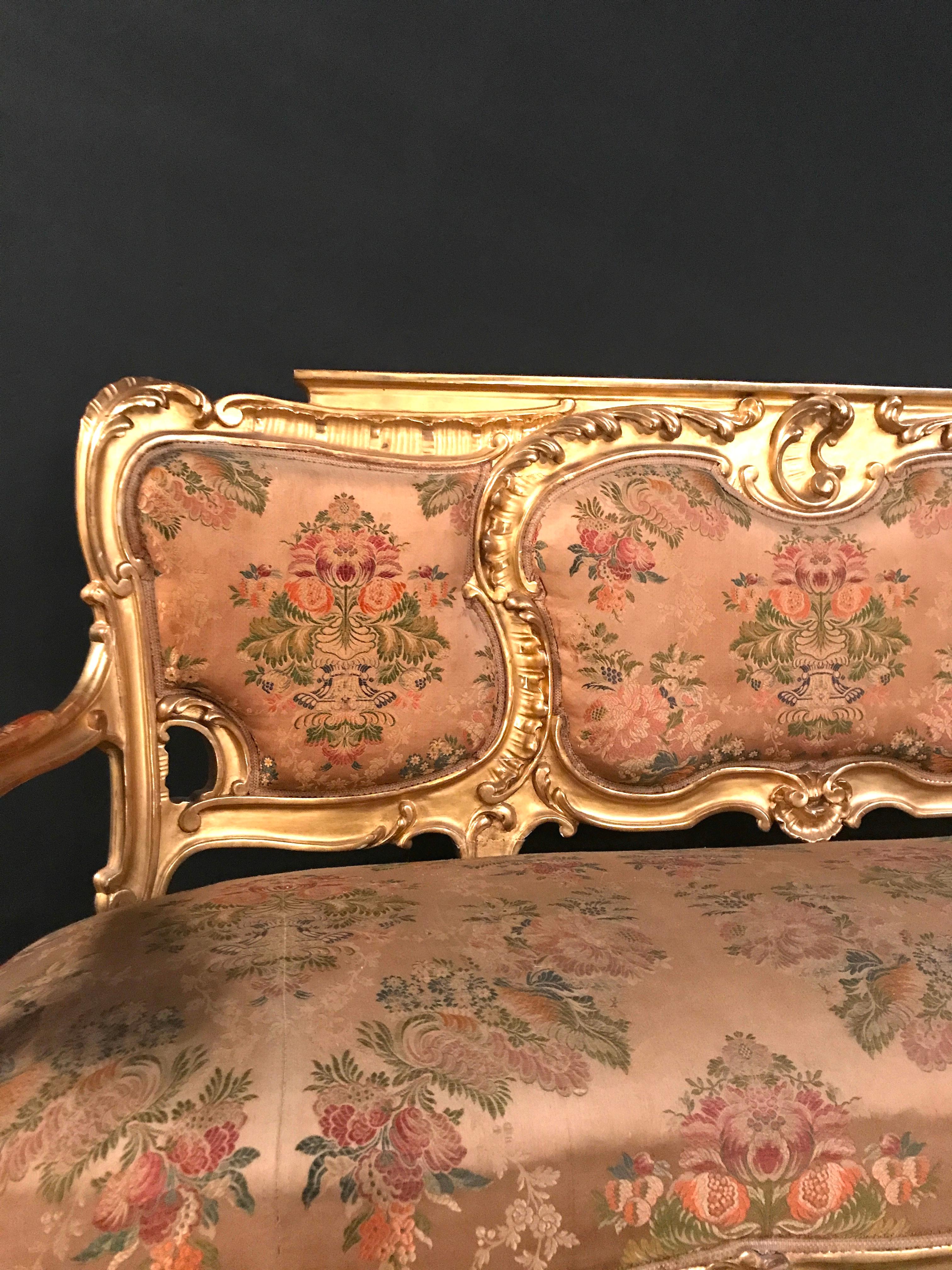 Conjunto italiano de salón dorado del siglo XIX con sofá y pareja de sillones Madera dorada en venta