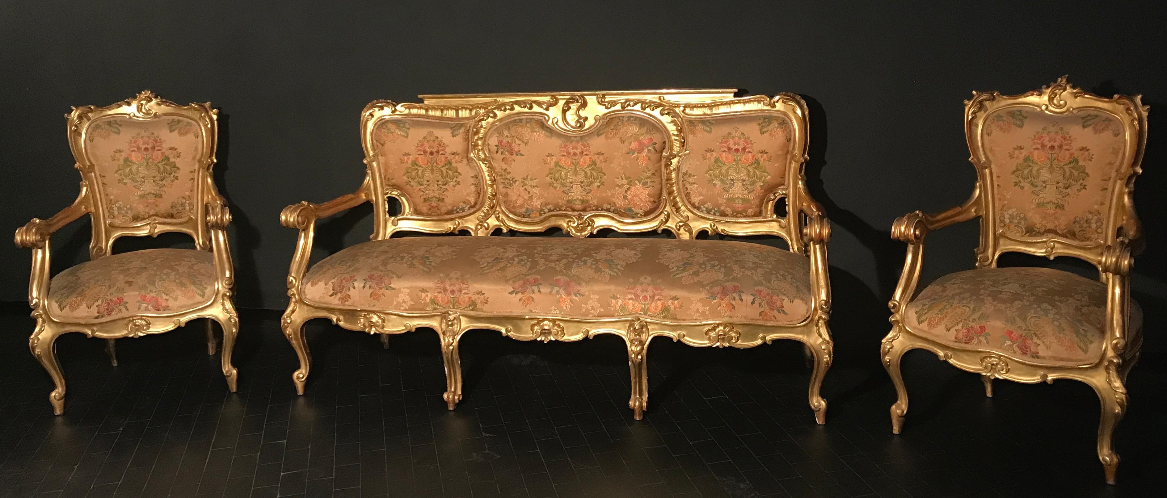 Conjunto italiano de salón dorado del siglo XIX con sofá y pareja de sillones en venta 1