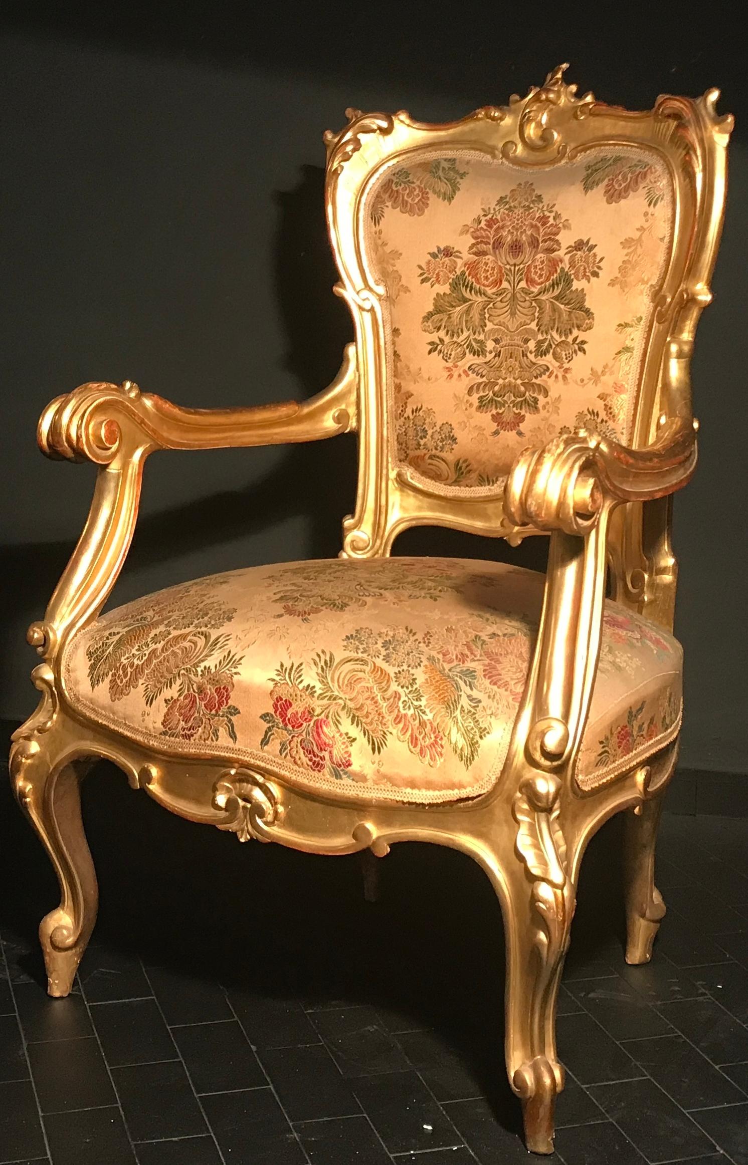 Conjunto italiano de salón dorado del siglo XIX con sofá y pareja de sillones en venta 2