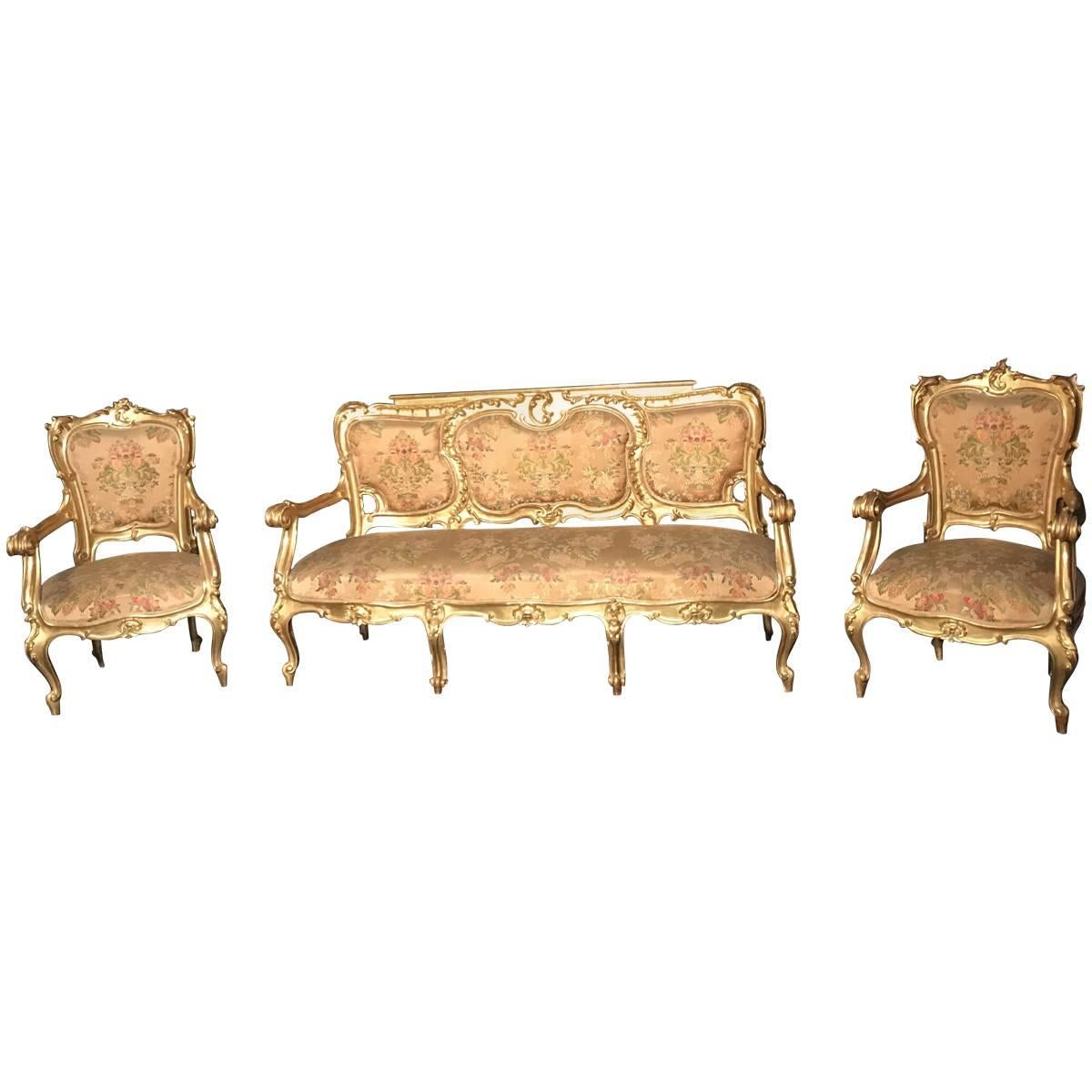 Suite de salon italienne du 19ème siècle en vermeil avec un Sofà et une paire de fauteuils