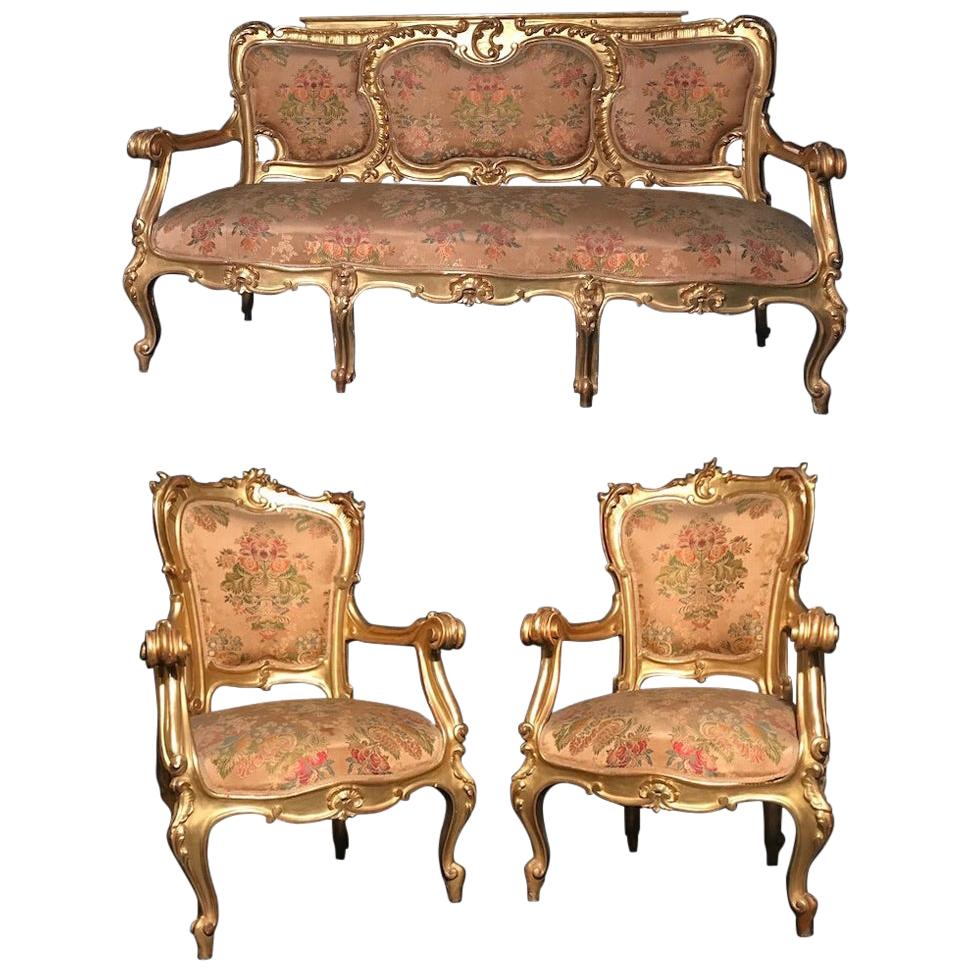 Italienische vergoldete italienische Wohnzimmergarnitur aus dem 19. Jahrhundert mit einem Sofa und einem Sesselpaar im Angebot