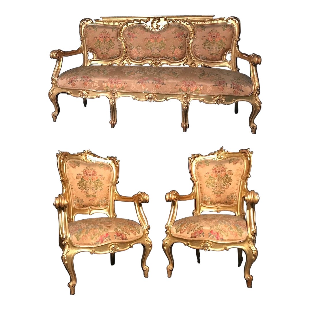 Conjunto italiano de salón dorado del siglo XIX con sofá y pareja de sillones en venta