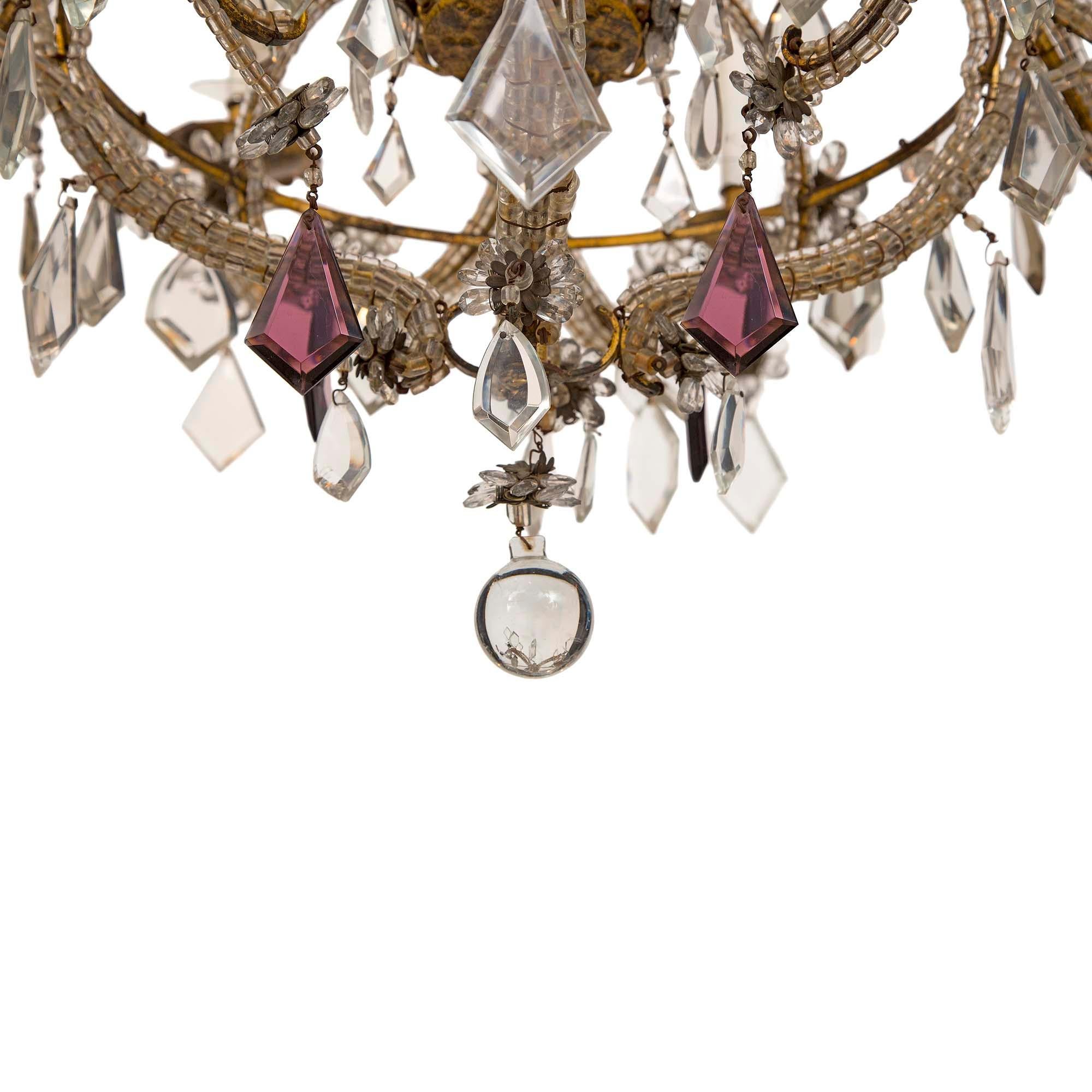  Italienischer zwölfarmiger Kronleuchter aus vergoldetem Metall, Kristall und Glas aus dem 19. Jahrhundert im Zustand „Gut“ im Angebot in West Palm Beach, FL