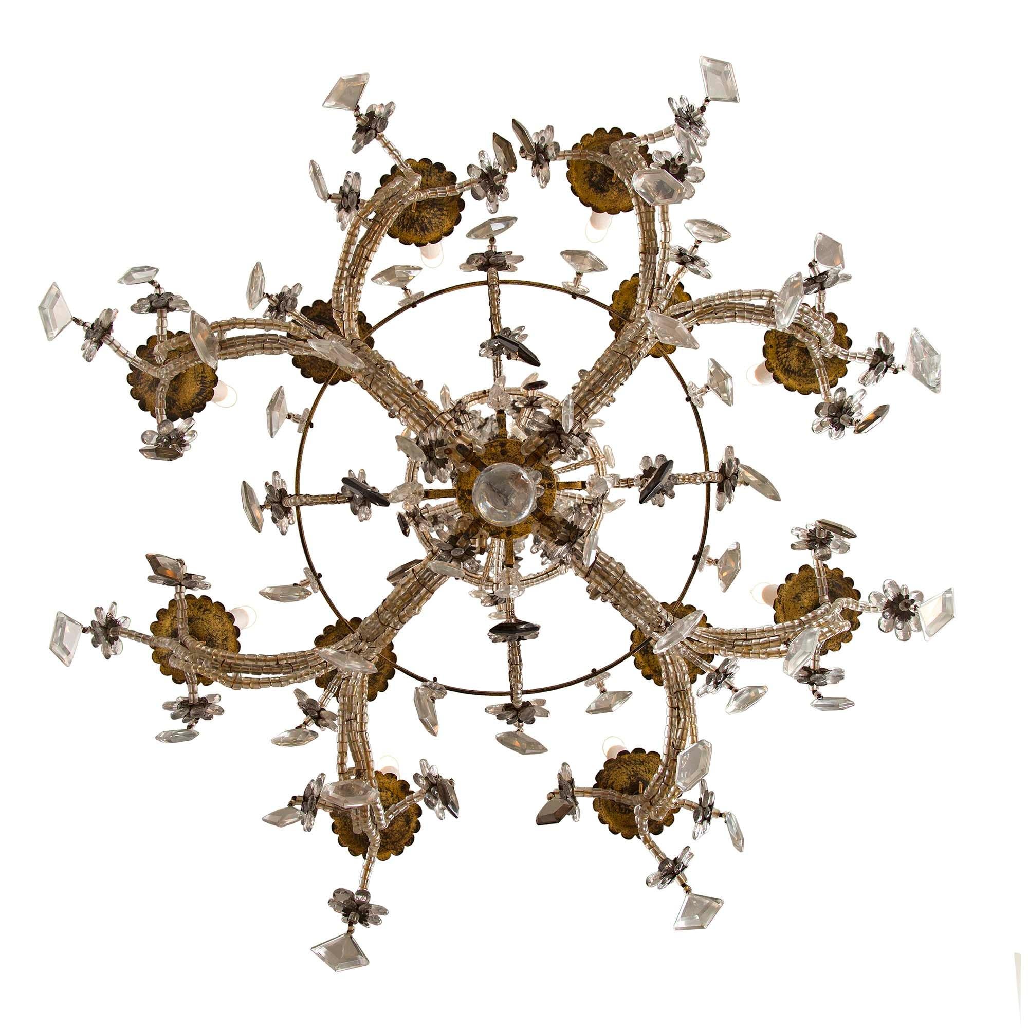  Italienischer zwölfarmiger Kronleuchter aus vergoldetem Metall, Kristall und Glas aus dem 19. Jahrhundert im Angebot 1