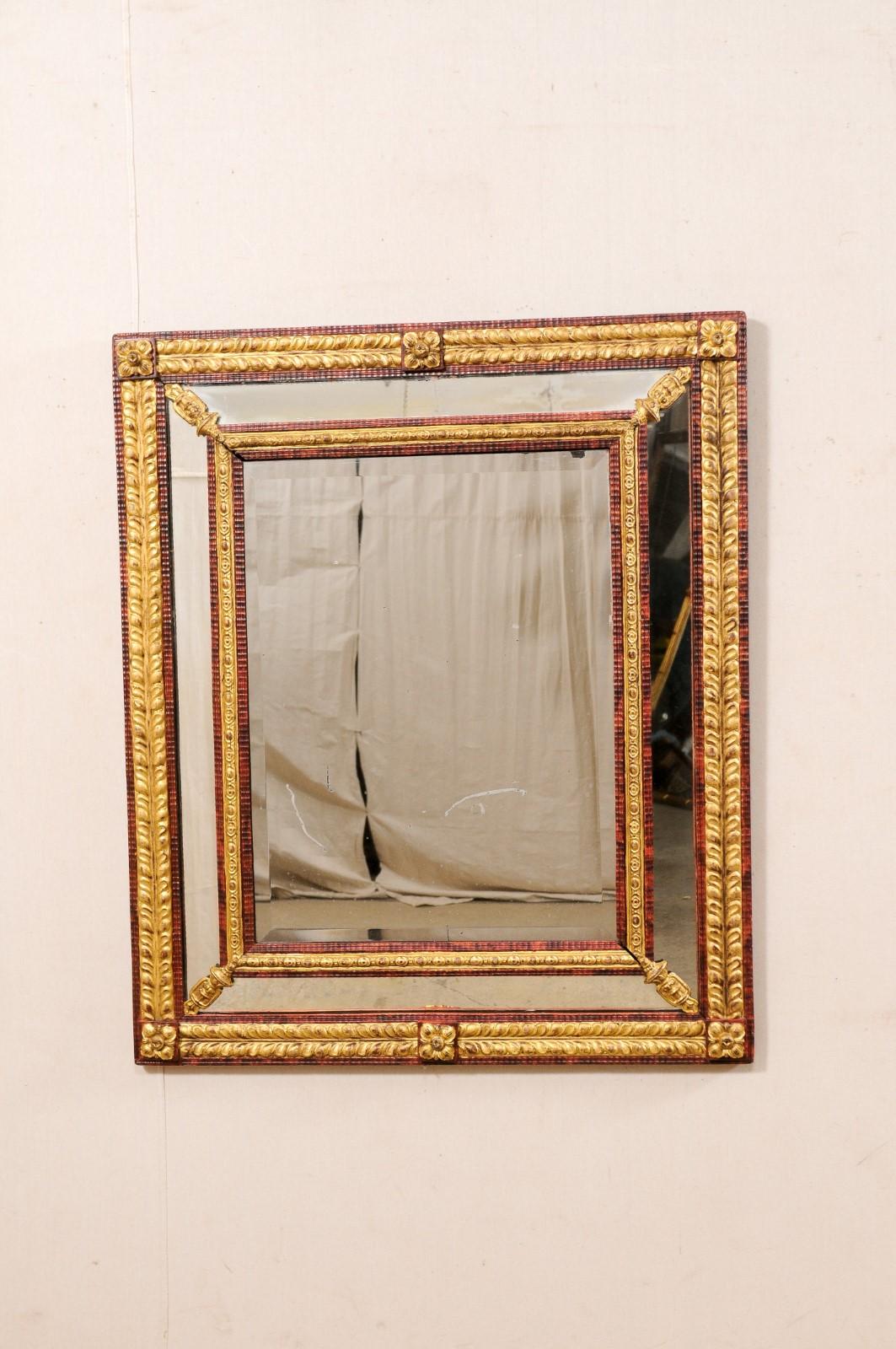 Ein italienischer Repoussé-Spiegel aus dem 19. Dieser antike Spiegel aus Italien weist ein repoussagiertes oder ziseliertes/geprägtes Blumen- und Blattmotiv aus Metall auf (das auf einem Holzrahmen angebracht ist), das die größere äußere Einfassung,