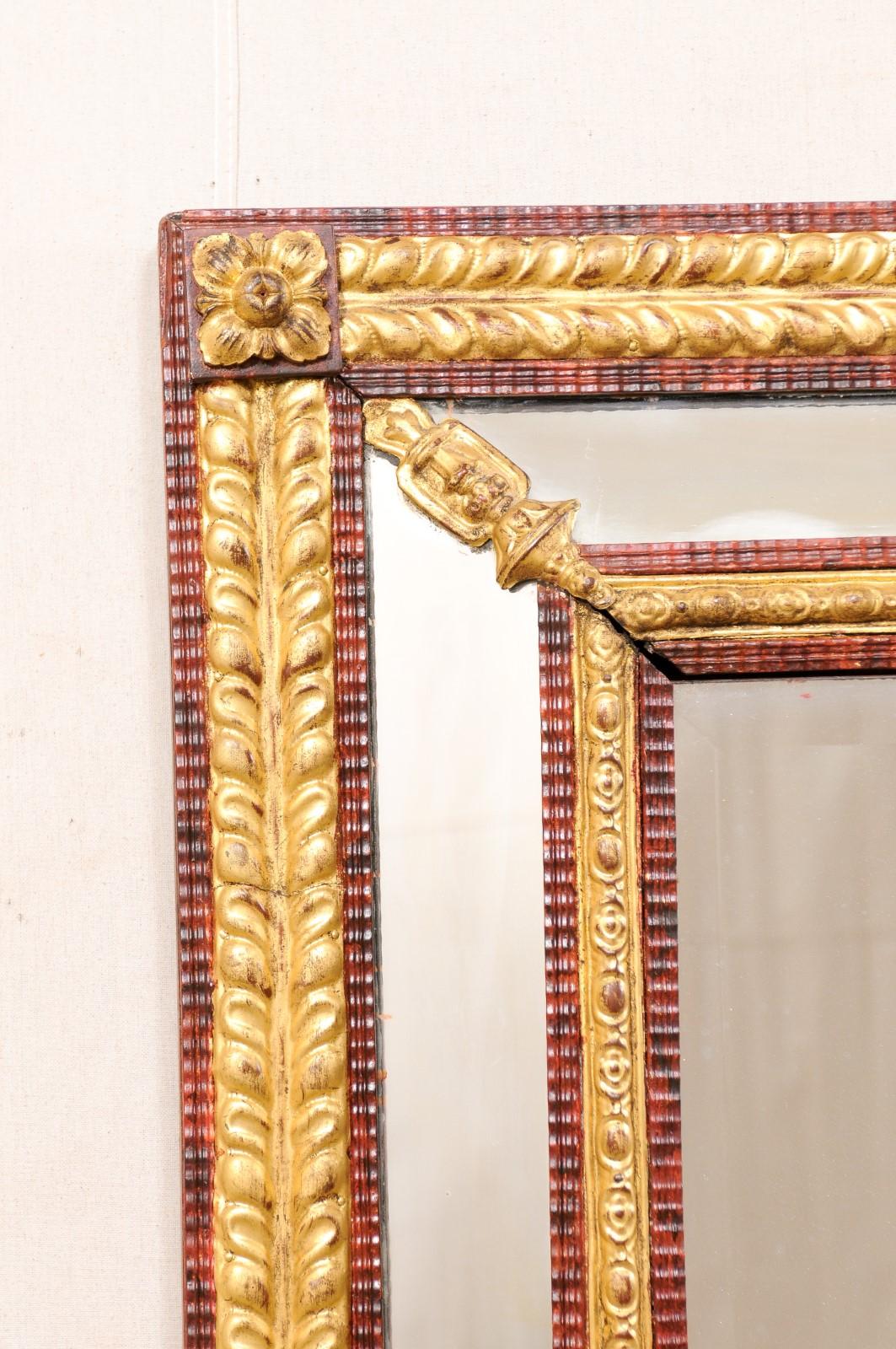 Italienischer vergoldeter und rot geprägter Repouss-Spiegel des 19. Jahrhunderts, groß im Angebot 1