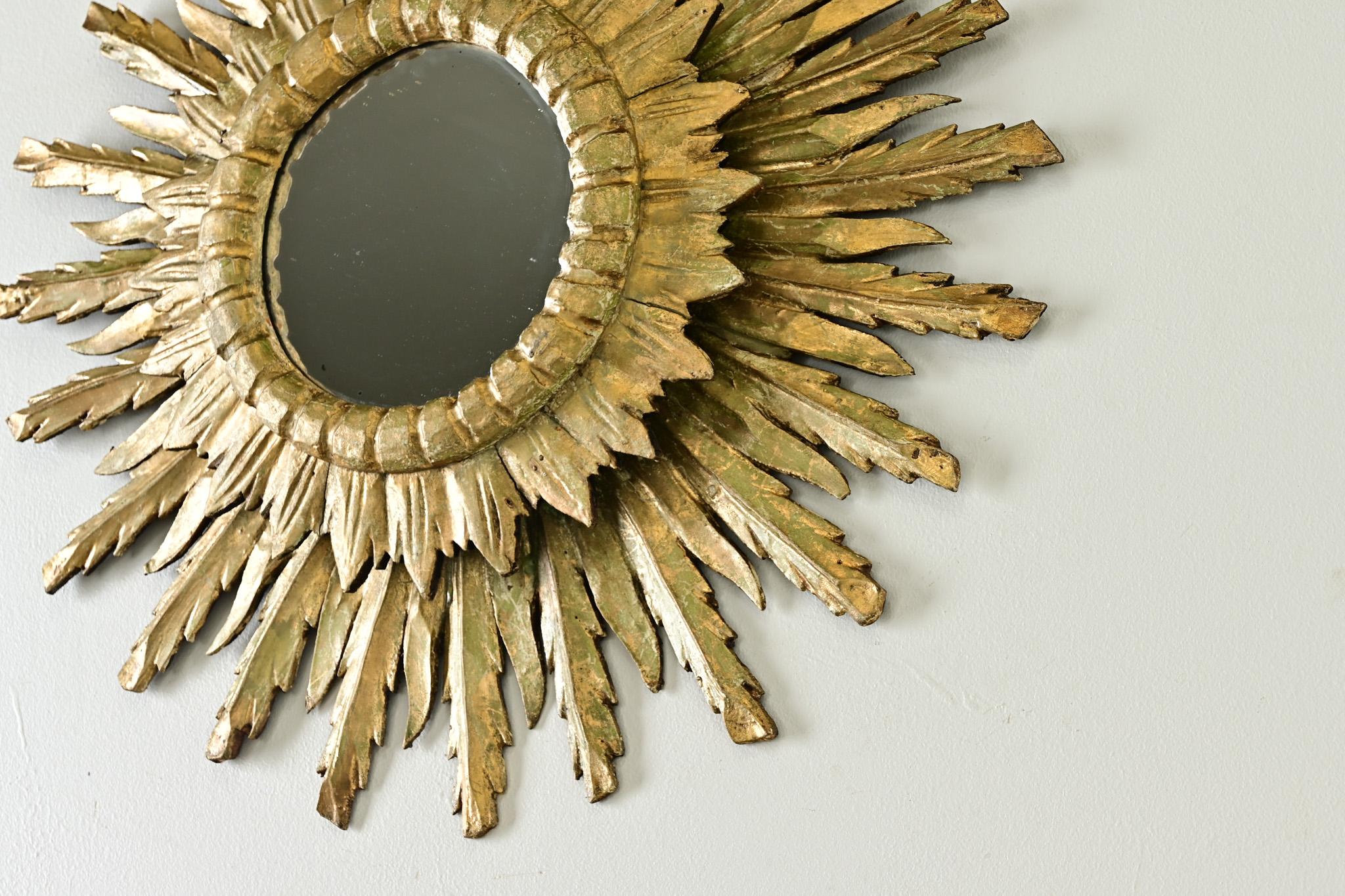 Sculpté à la main Miroir italien du 19ème siècle en forme d'étoile dorée en vente