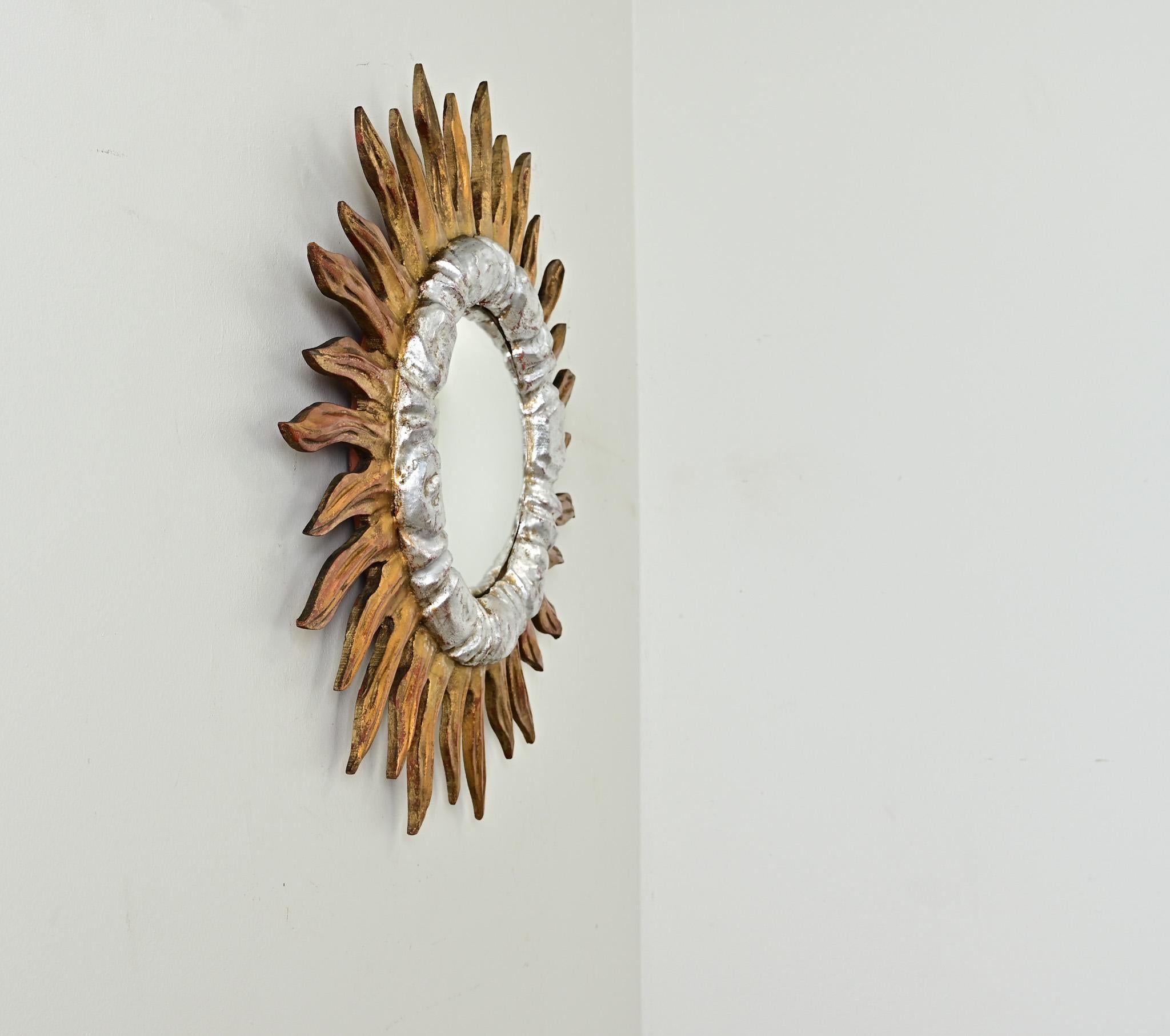 Miroir italien du 19ème siècle en forme d'étoile dorée Bon état - En vente à Baton Rouge, LA