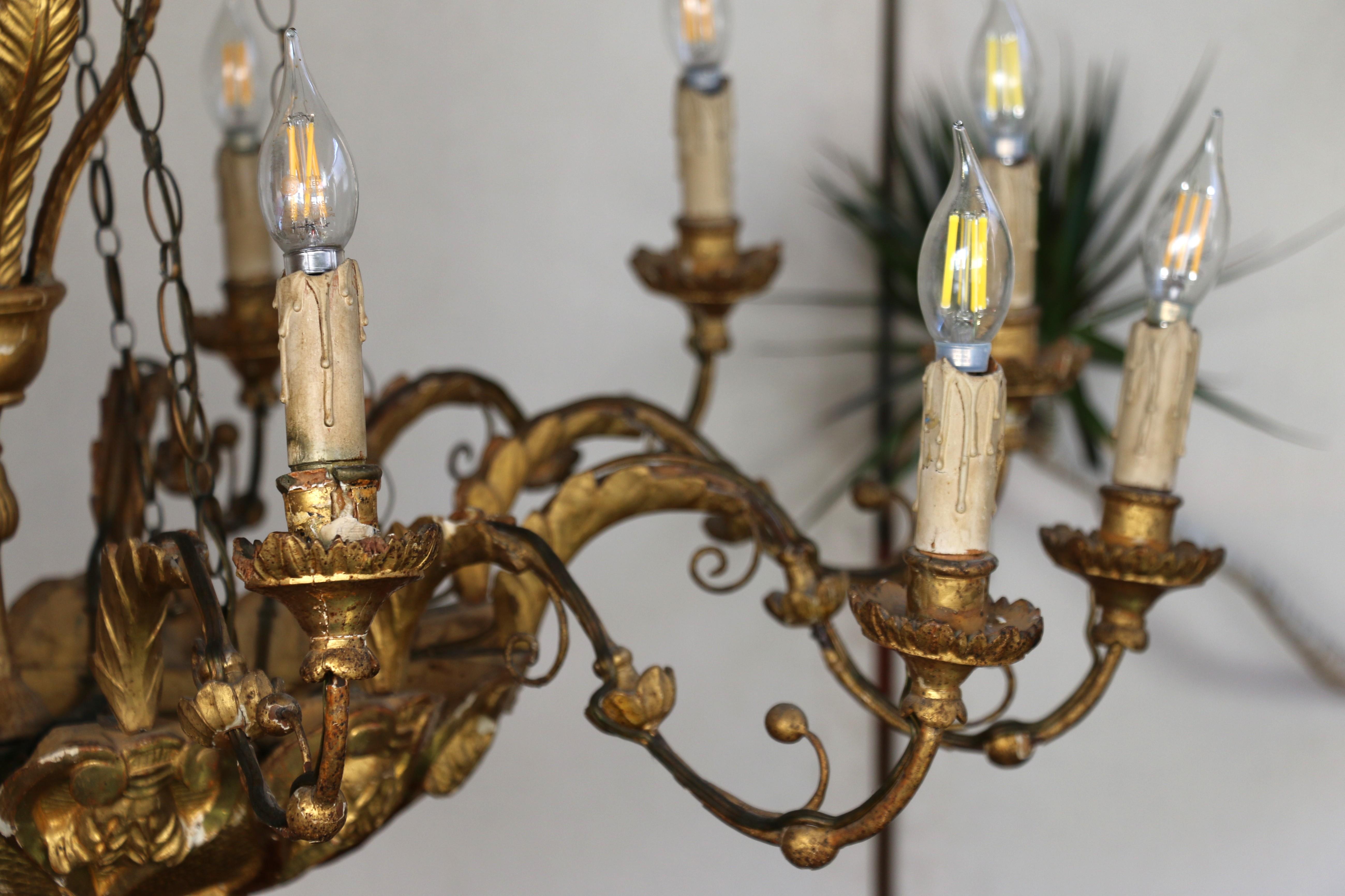 Lustre italien du 19e siècle en bois doré à 12 lumières en vente 4