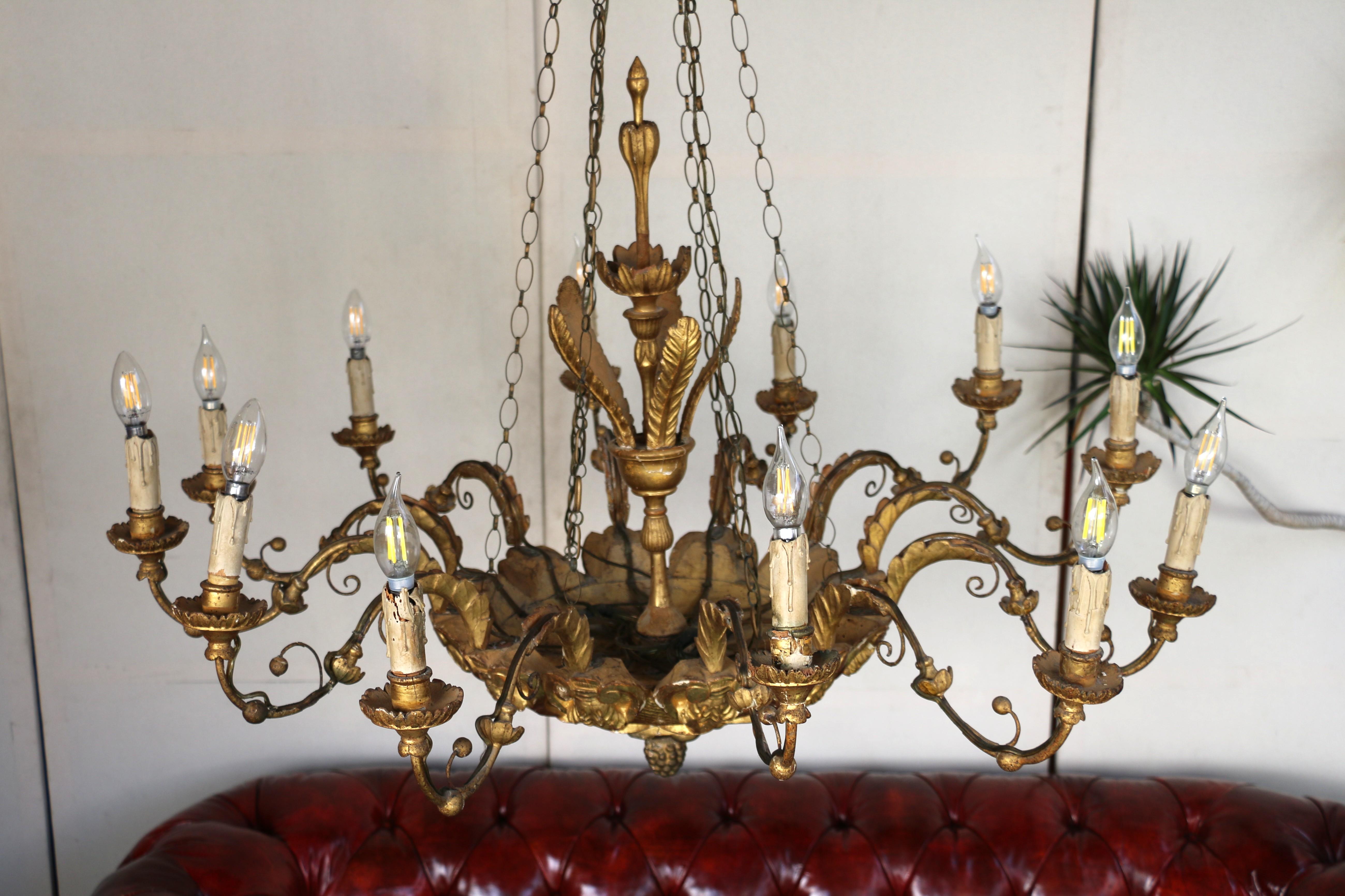 Lustre italien du 19e siècle en bois doré à 12 lumières en vente 8
