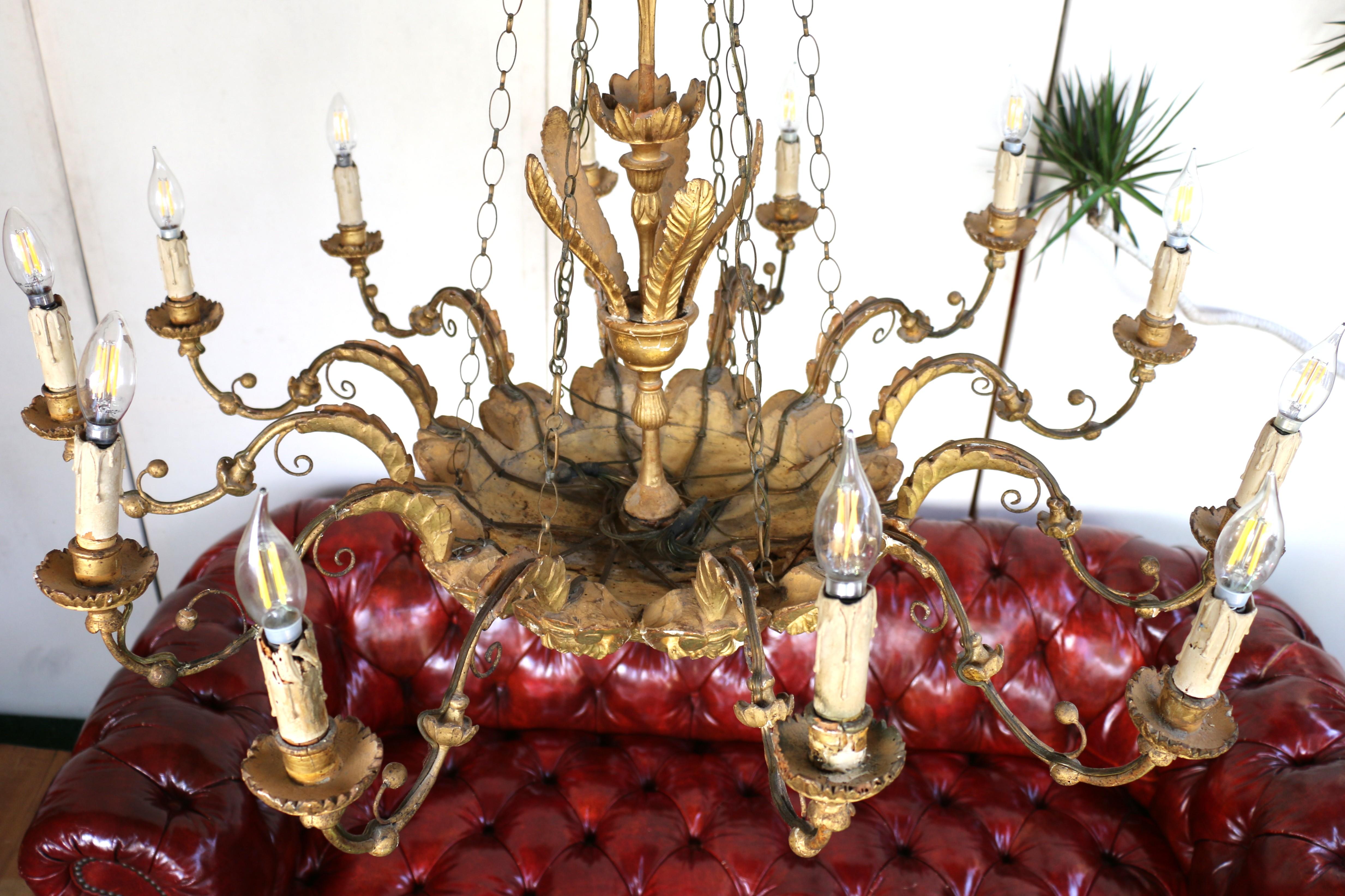 Lustre italien du 19e siècle en bois doré à 12 lumières en vente 9