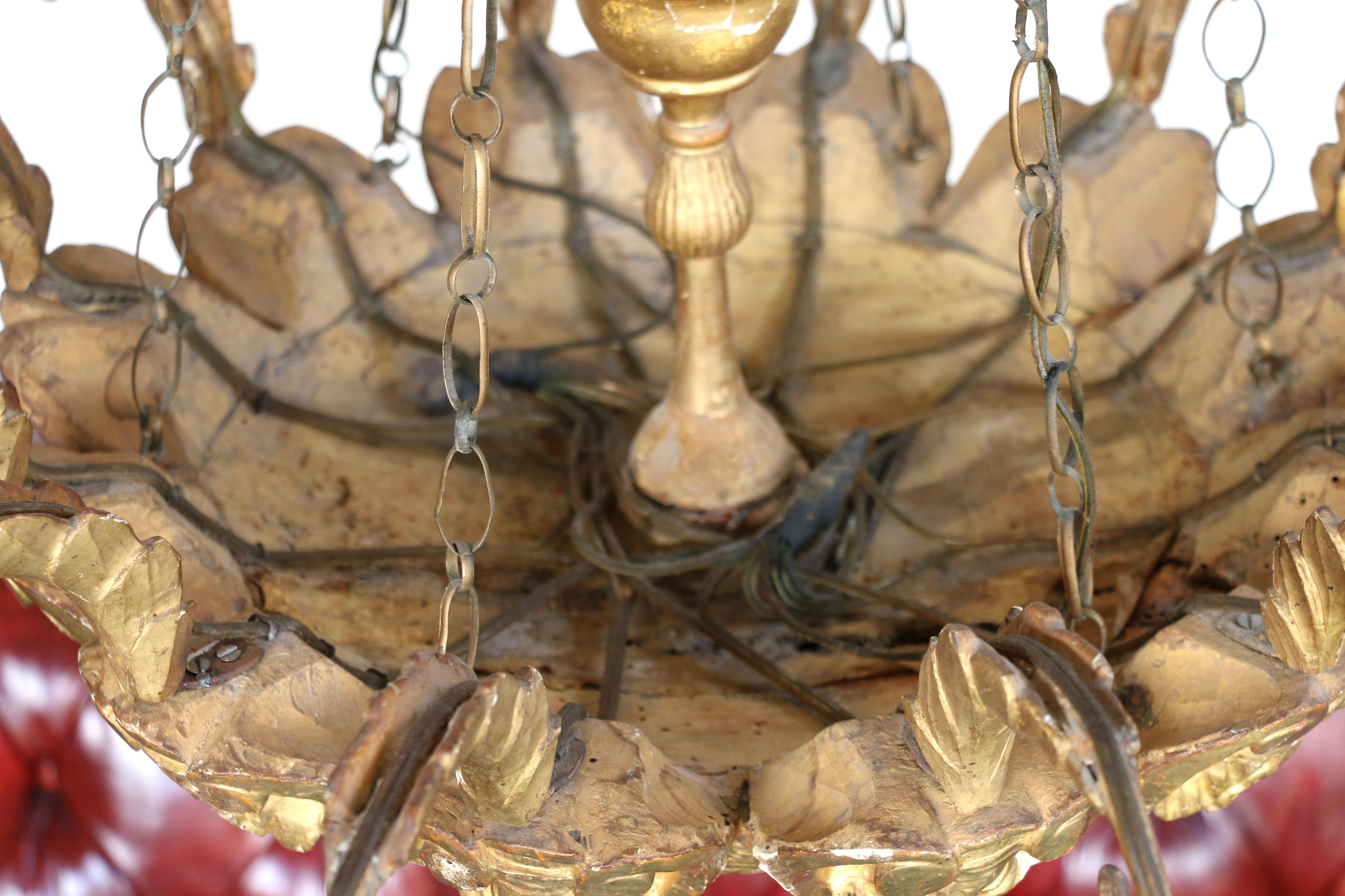 Lustre italien du 19e siècle en bois doré à 12 lumières en vente 10